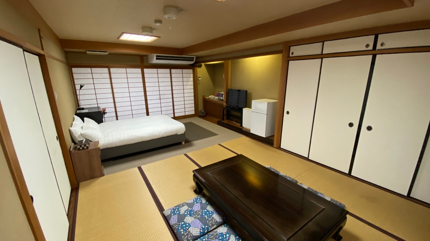 【特別室】広さ46.59㎡と広いお部屋に和・洋2つ空間をご用意しております。