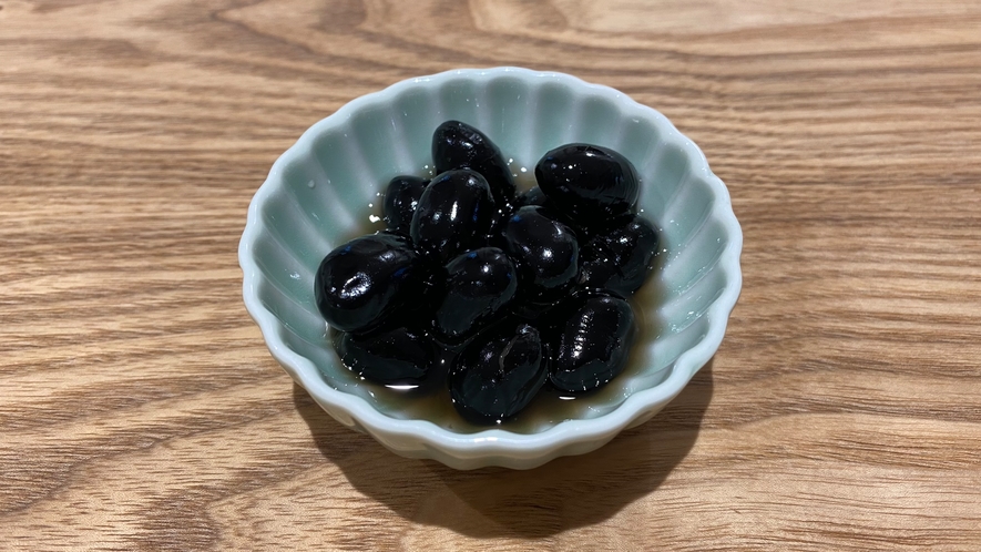 【朝食】日替わり小鉢。黒豆