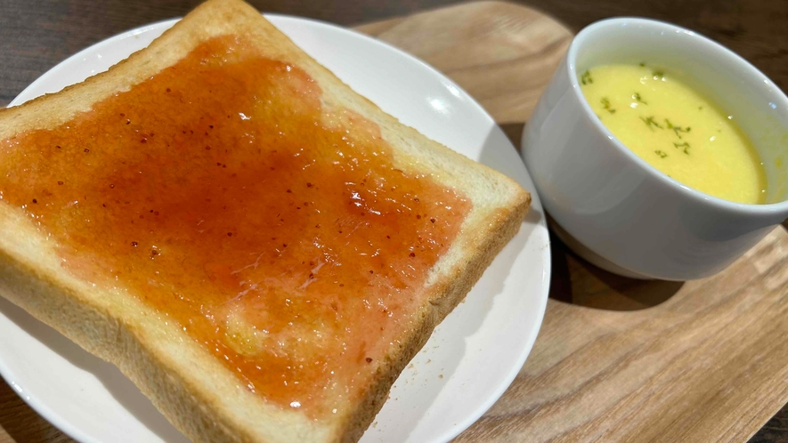 【朝食】トースト（イチゴジャム）、コーンスープ