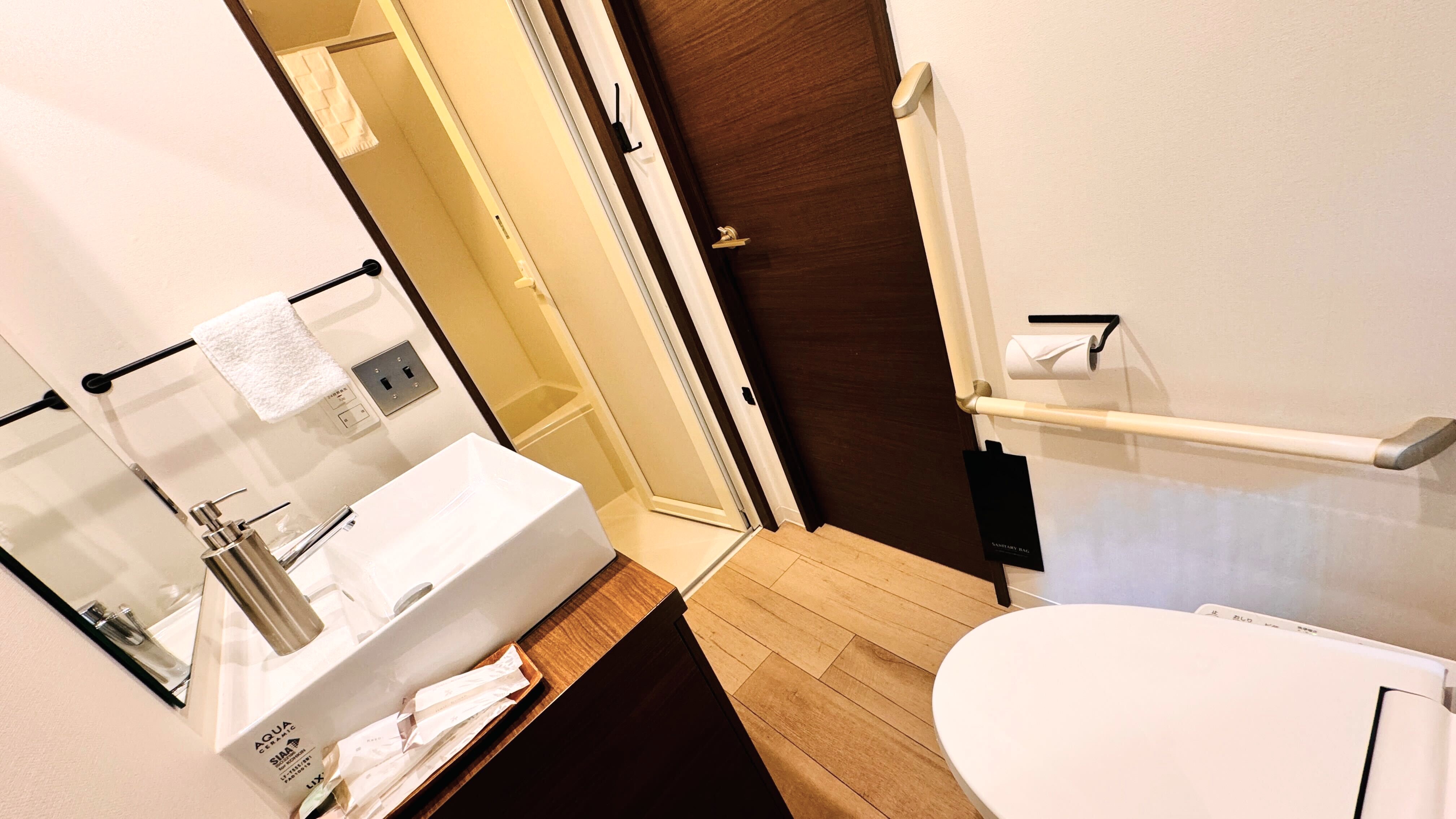 ツインルームのバスルームは洗面トイレとセパレートタイプです♪