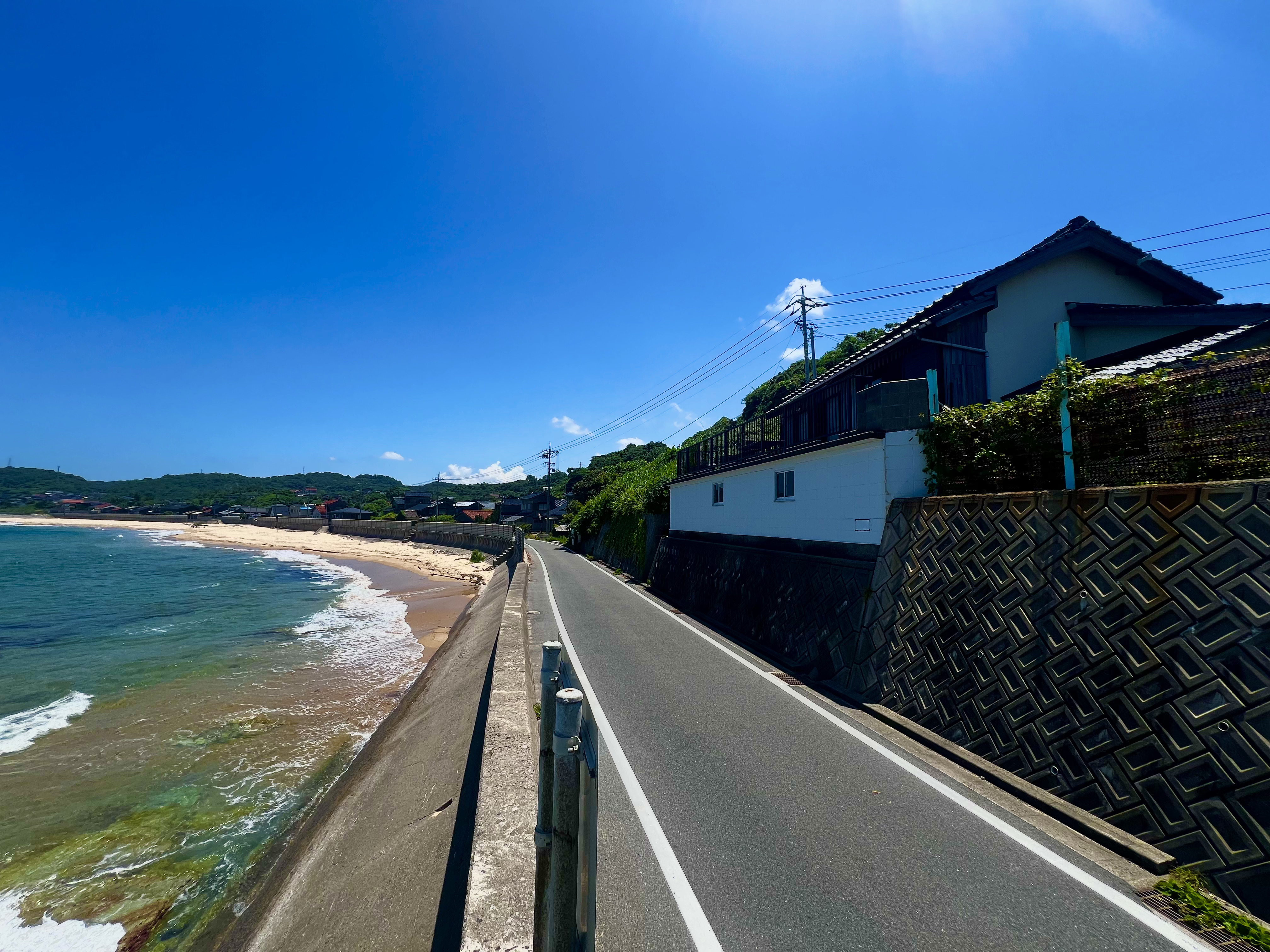 ＜外観＞建物と目の前の海