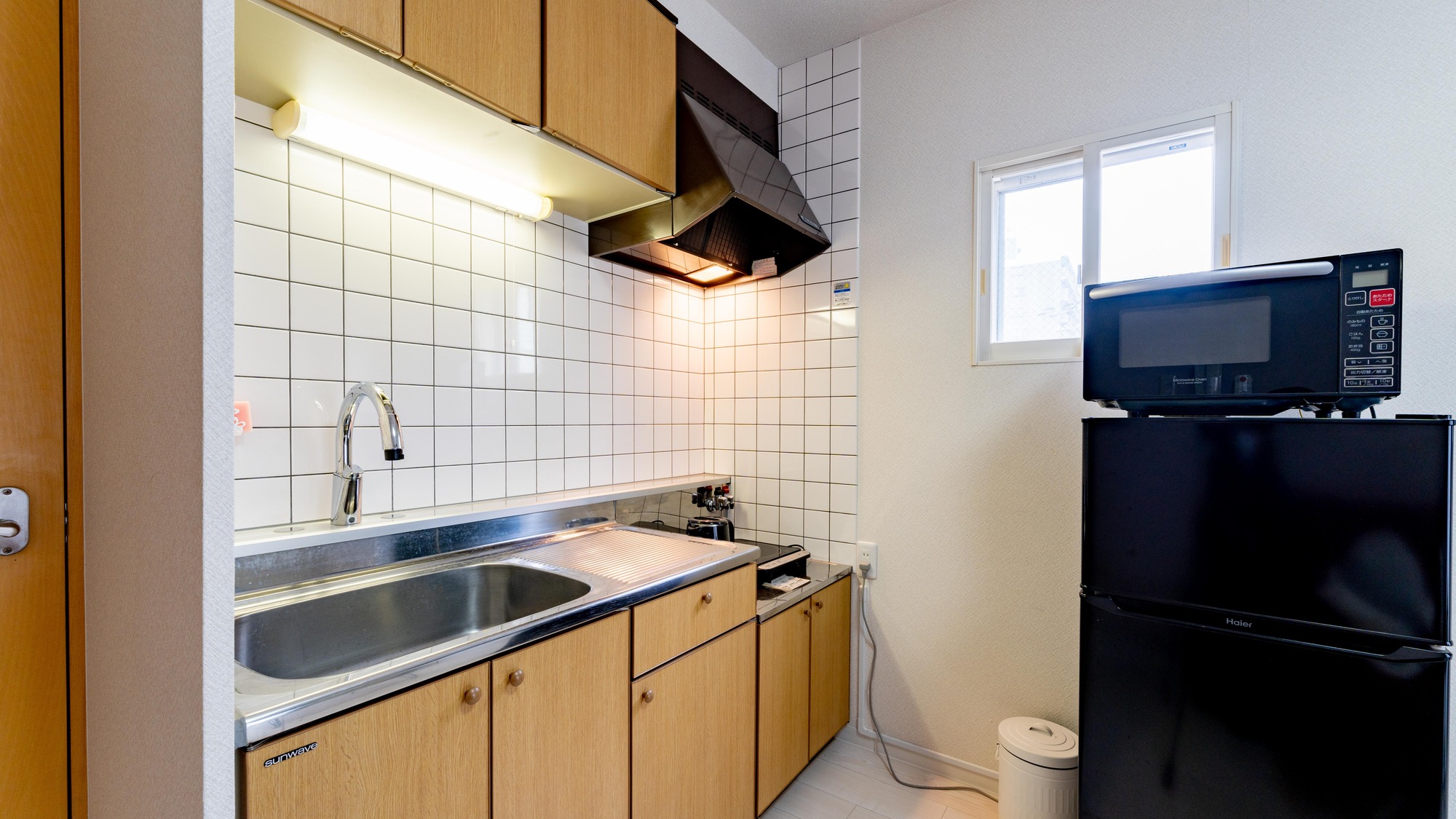 ・【ソファ付き4名定員】電子レンジ、冷蔵庫、食器類一式、鍋、フライパン、調理器具が揃っています