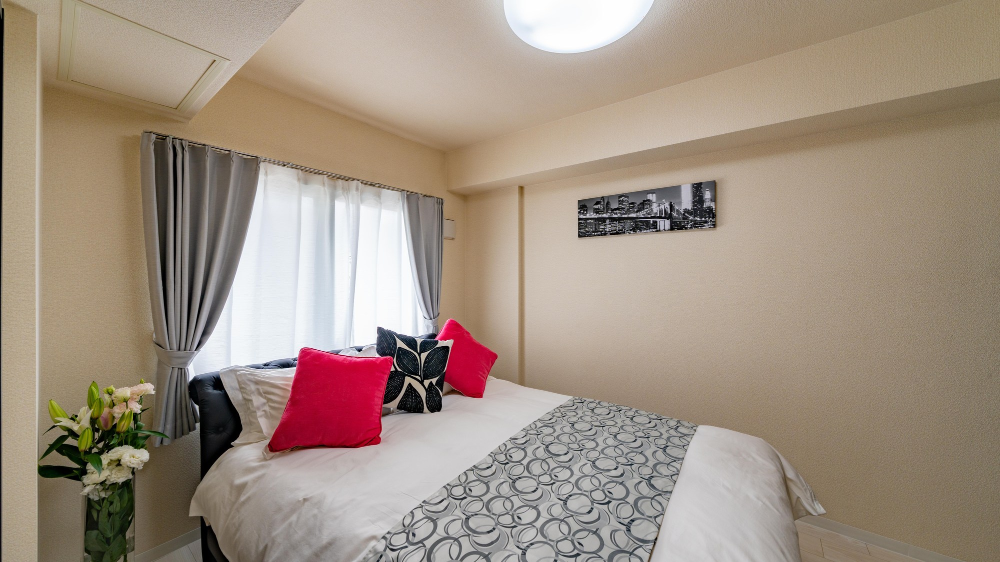 ・【ダイニング付き3名定員】グレーを基調とした落ち着いたインテリア。ダブルベッドを設置