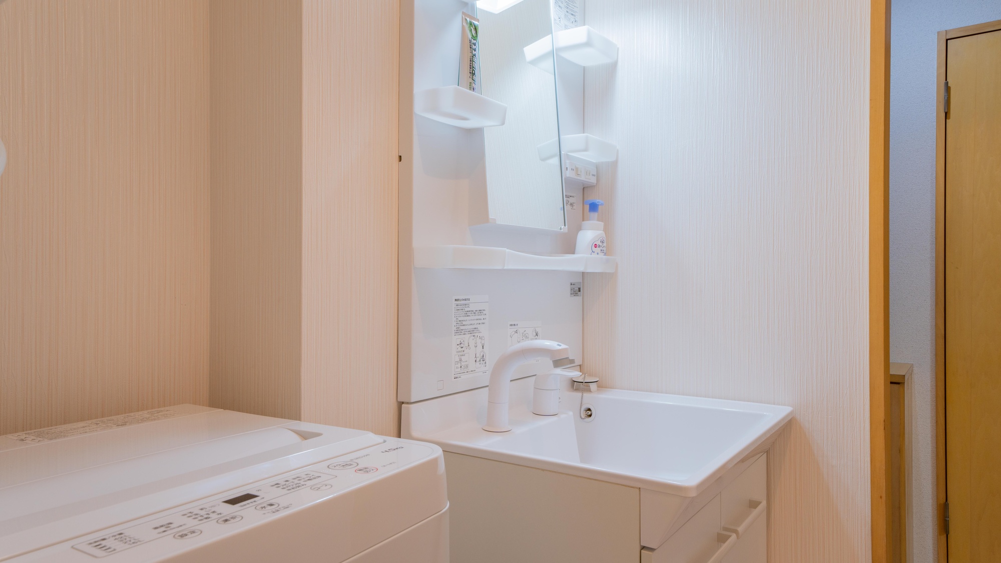 ・【ソファ付き3名定員】洗面台にハンドソープ、綿棒やコットンなどのアメニティをご用意