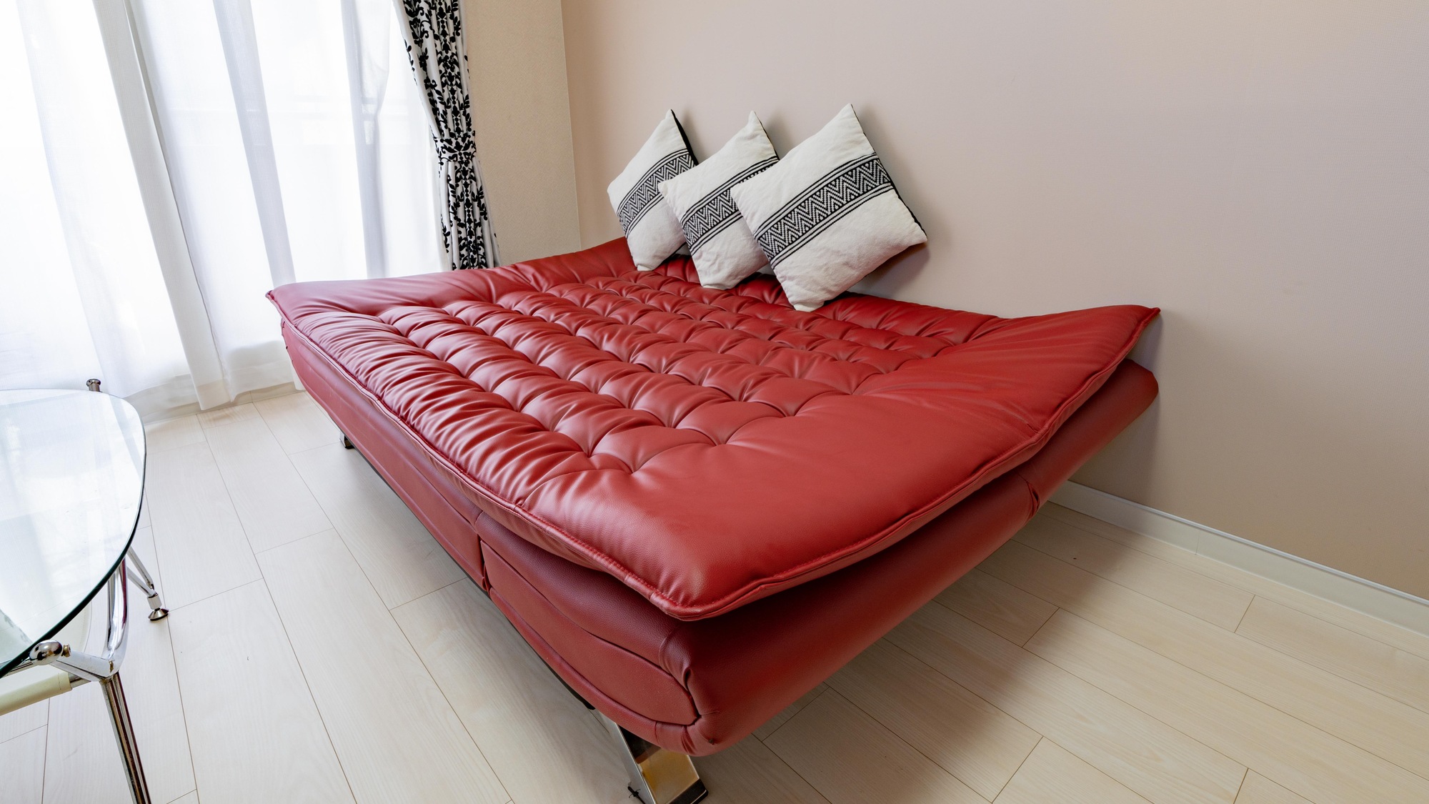 ・【ソファ付き4名定員】ソファは背もたれを倒すと、セミダブルサイズのベッドになります