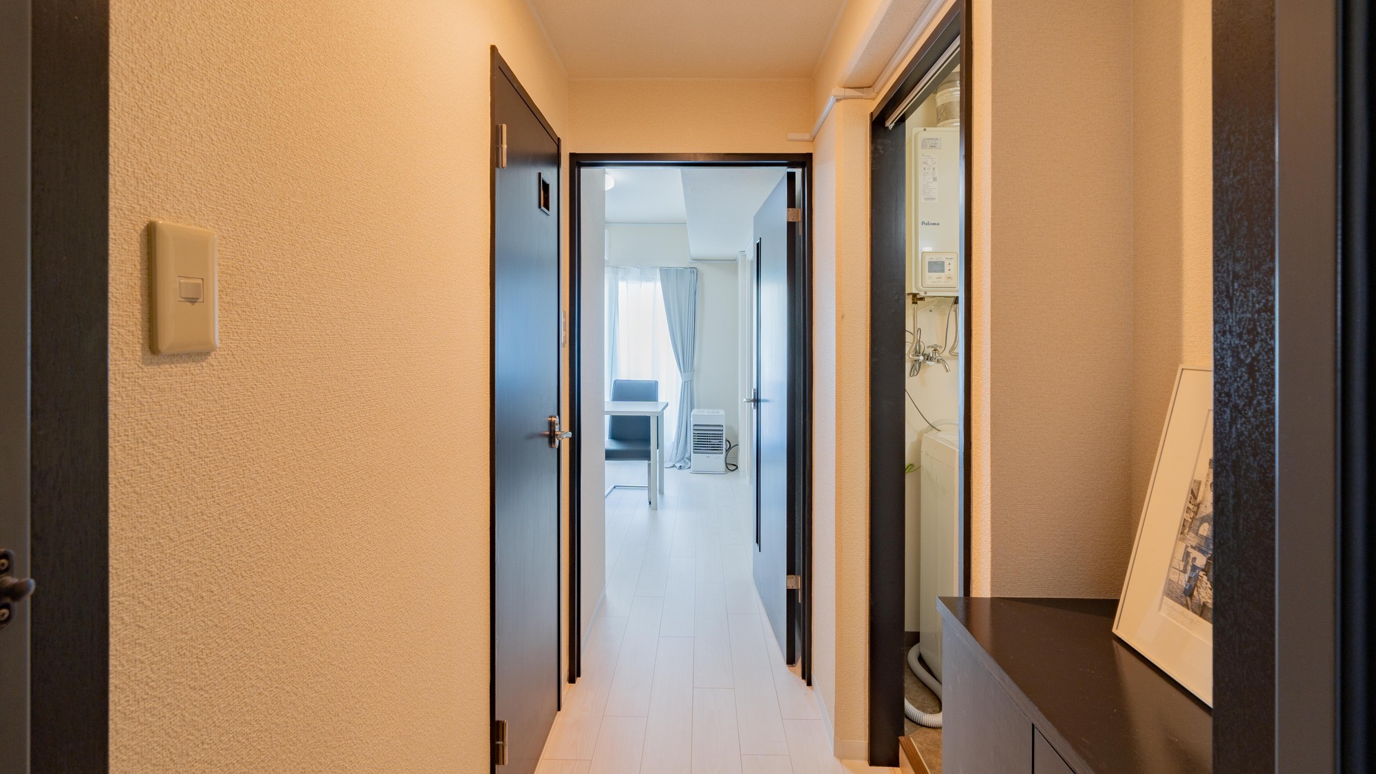 ・【ダイニング付き3名定員】ダークブラウンの建具が映える、上質で落ち着いた廊下