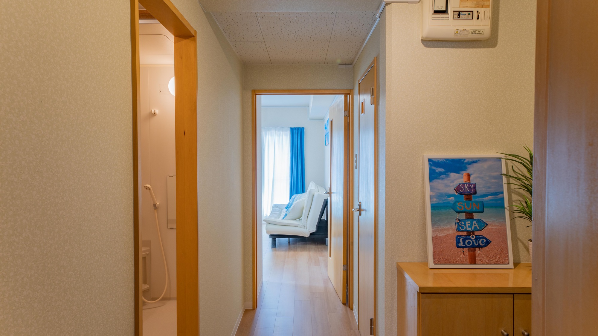 ・【ソファ付き4名定員】マリンブルーをアクセントに、明るく爽やかなインテリア