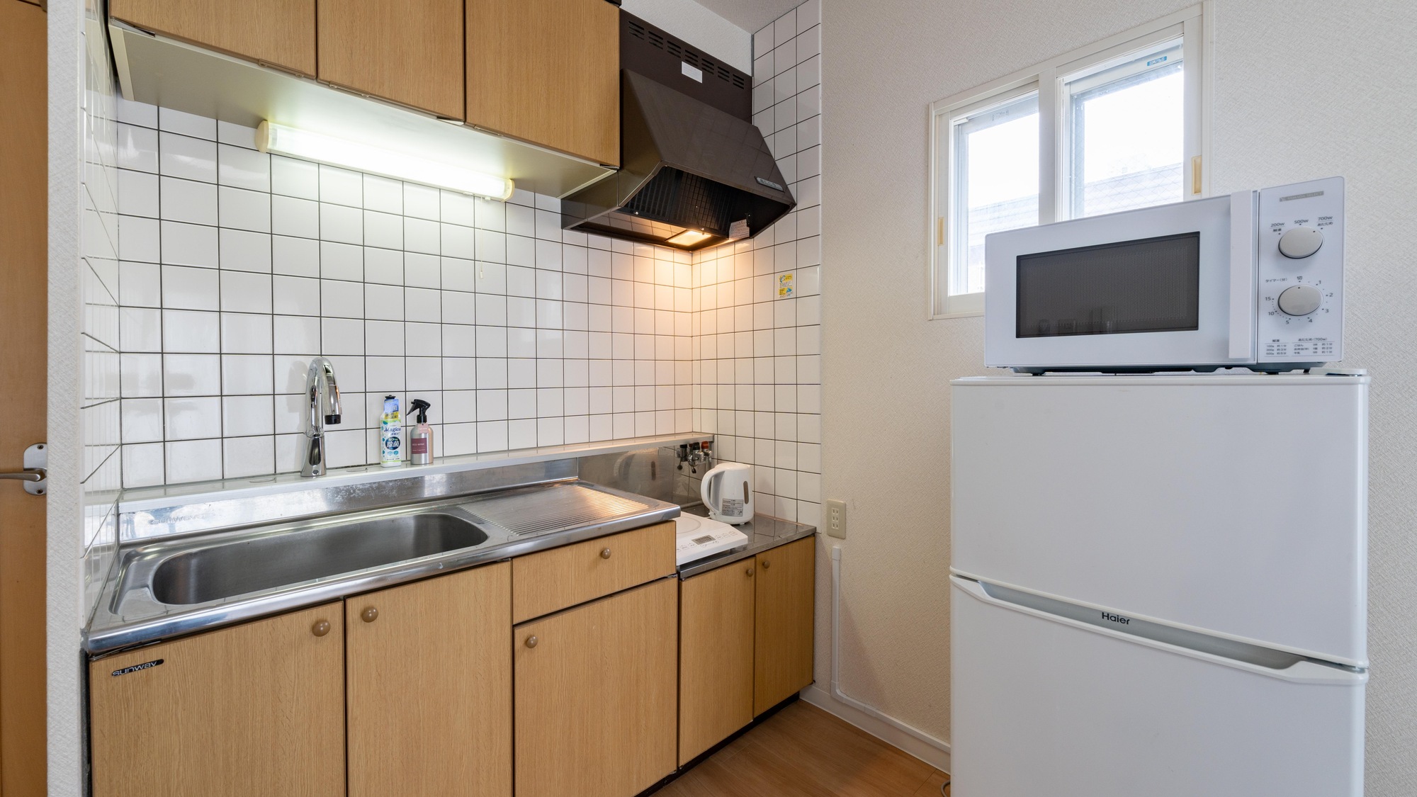 ・【ソファ付き4名定員】電子レンジ、冷蔵庫のほか、食器類一式、鍋、フライパン、調理器具が揃っています