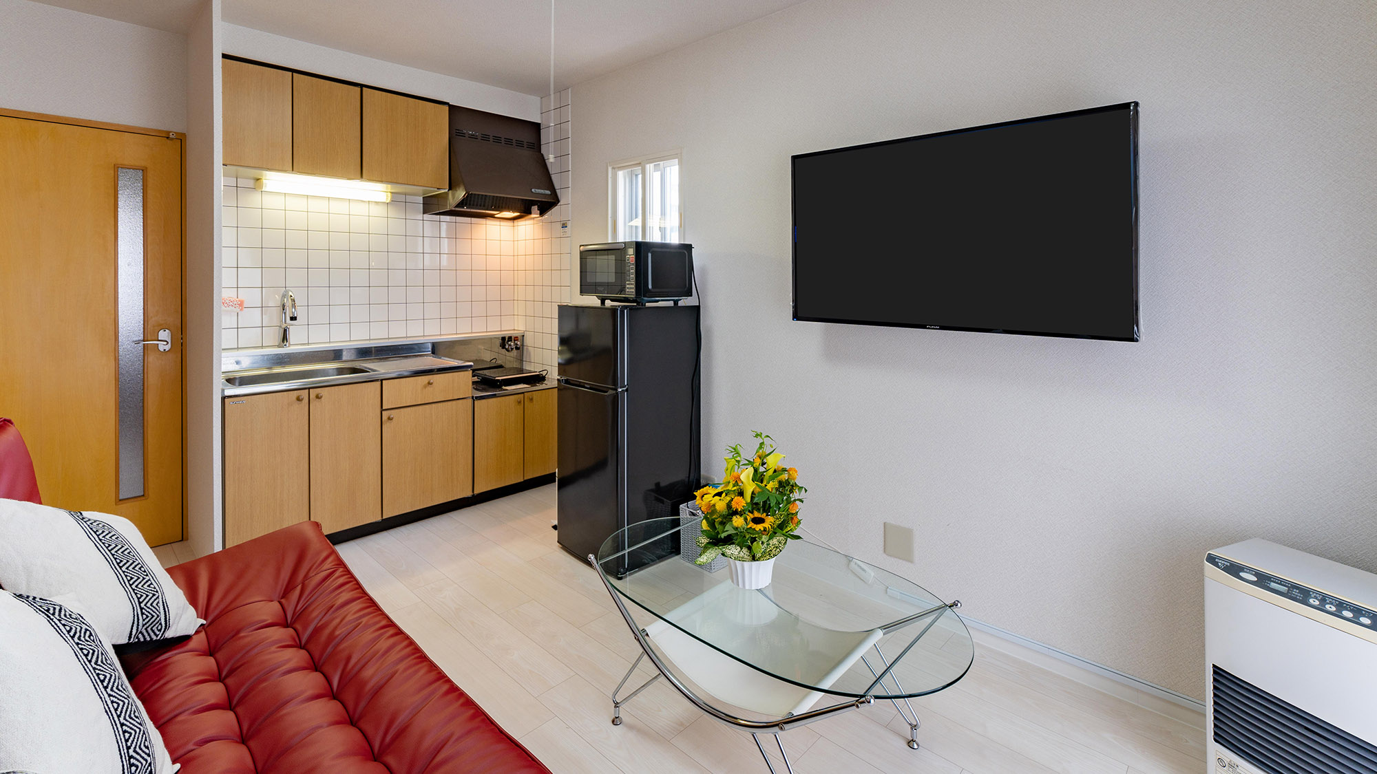 ・【ソファ付き4名定員】大型テレビを設置。無料Wi-Fi完備で動画視聴可能