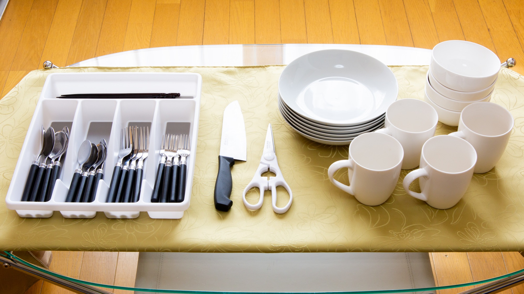 ・お皿、コップをはじめ、カトラリーも豊富