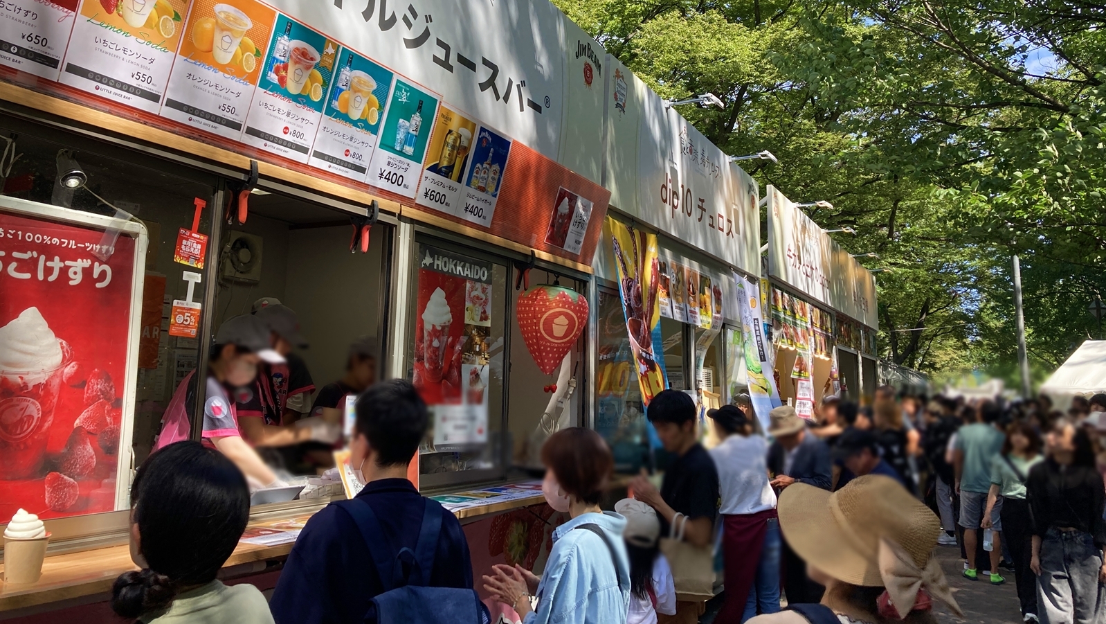 さっぽろオータムフェスト／北海道らしいスイーツやグルメを堪能でき、多くの人で賑わう