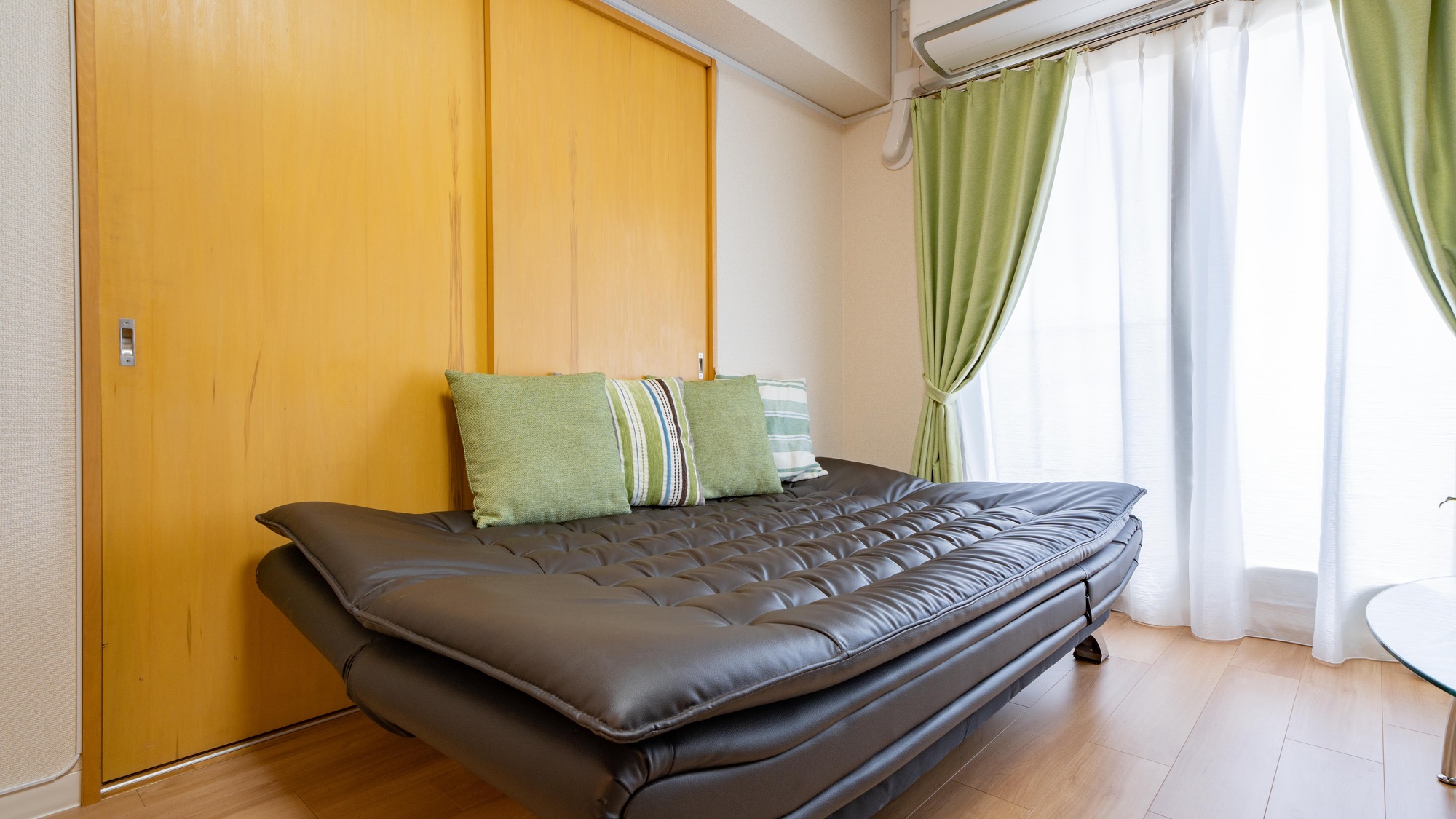 ・【ソファ付き3名定員】ソファは背もたれを倒すと、セミダブルサイズのベッドになります