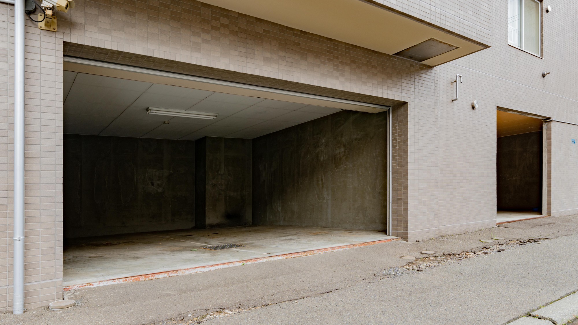 ・敷地内駐車場をご利用希望の場合は、駐車場付き部屋をご予約ください