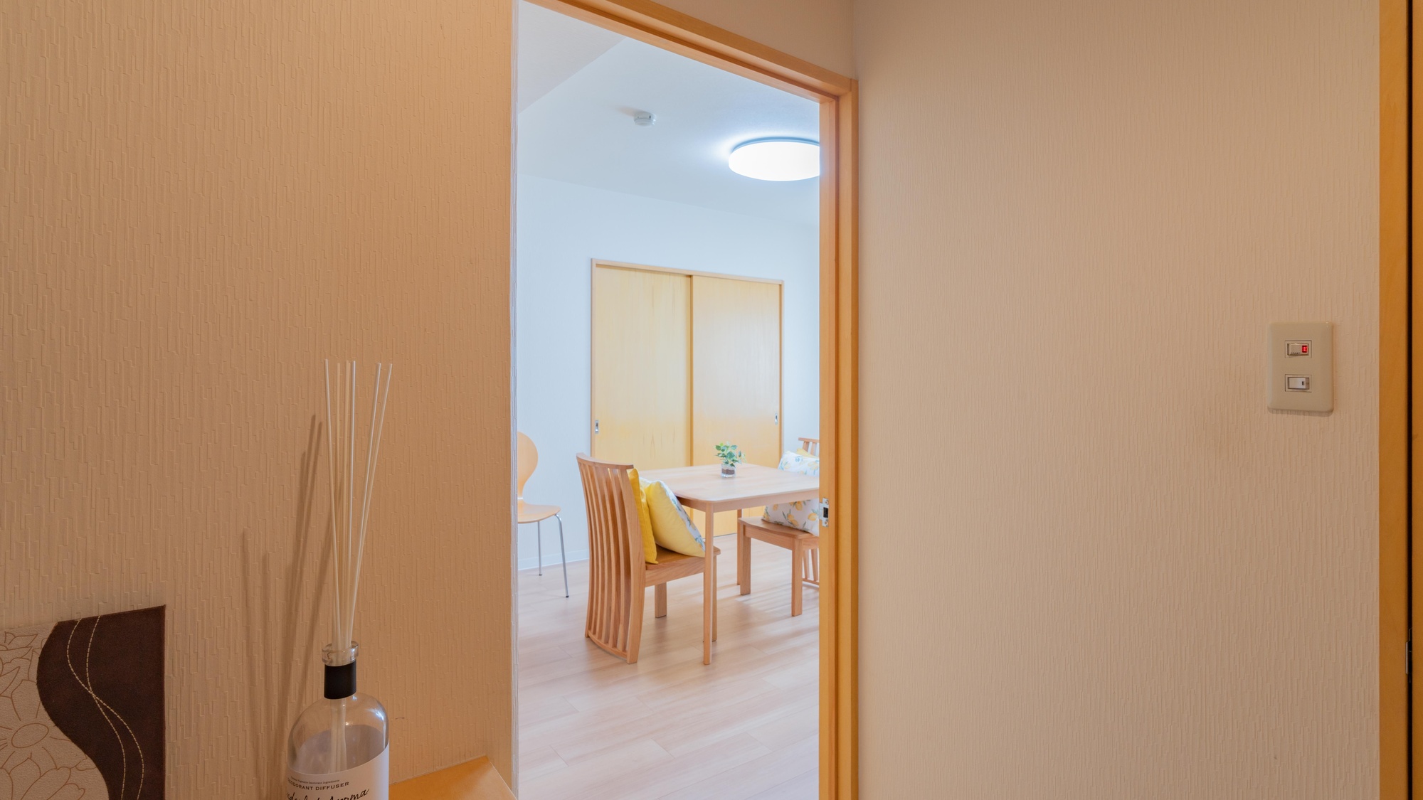 ・【ダイニング付き5名定員】白い壁と明るい建具のモダン空間