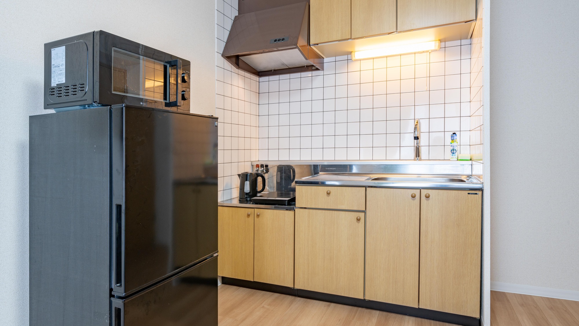 ・【ソファ付き3名定員】電子レンジや冷蔵庫、鍋や食器など調理一式を完備