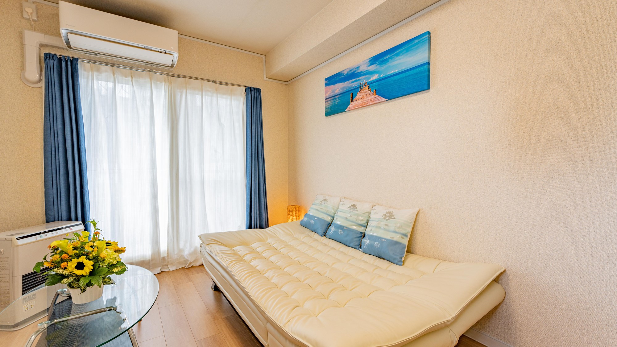 ・【ソファ付き4名定員】ソファは背もたれを倒すと、セミダブルサイズのベッドになります