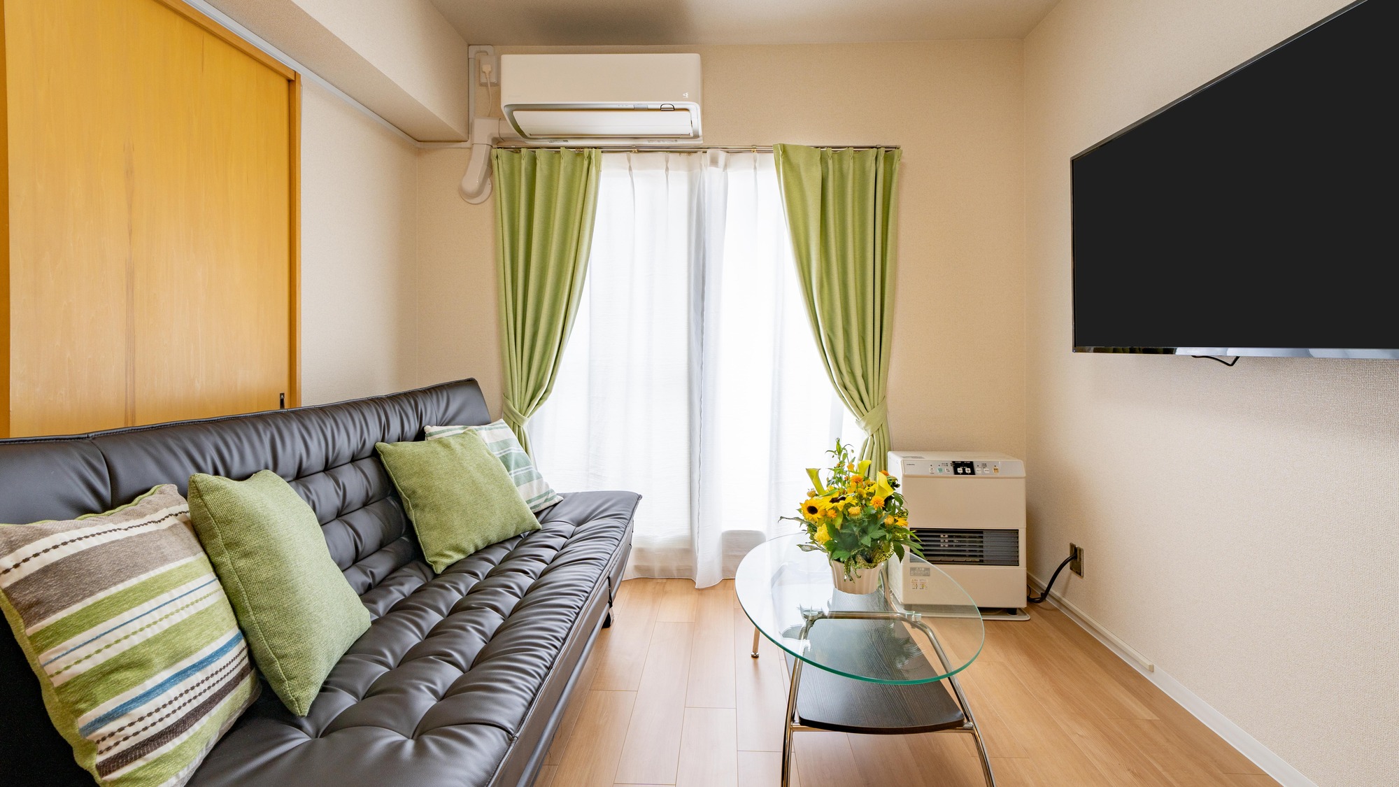 ・【ソファ付き3名定員】エアコンとFF式灯油ストーブ完備で、季節を問わず快適