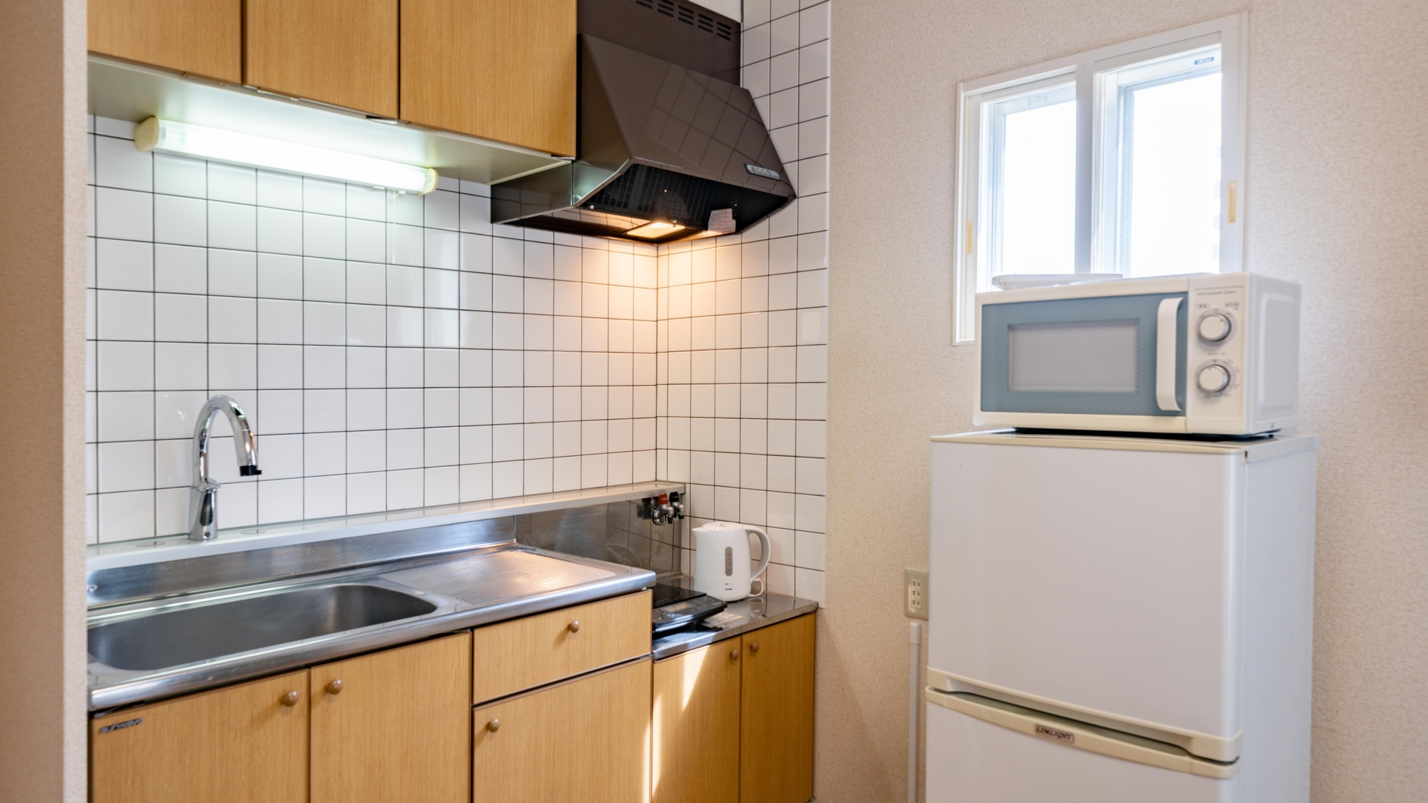 ・【ソファ付き4名定員】電子レンジ、冷蔵庫、食器類一式、鍋、フライパン、調理器具が揃っています