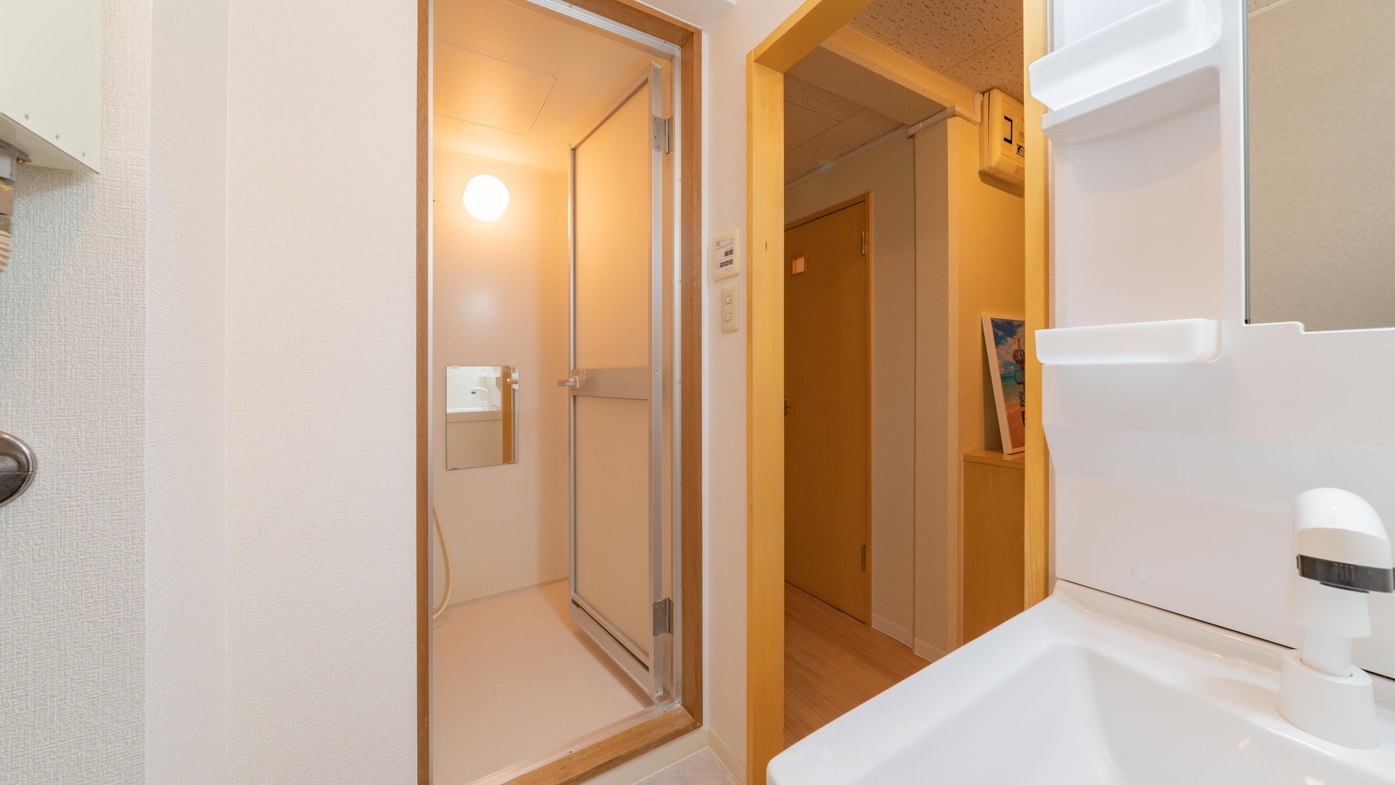 ・【ソファ付き4名定員】浴室乾燥機・物干し竿付き。洗濯機と洗剤もご利用可能