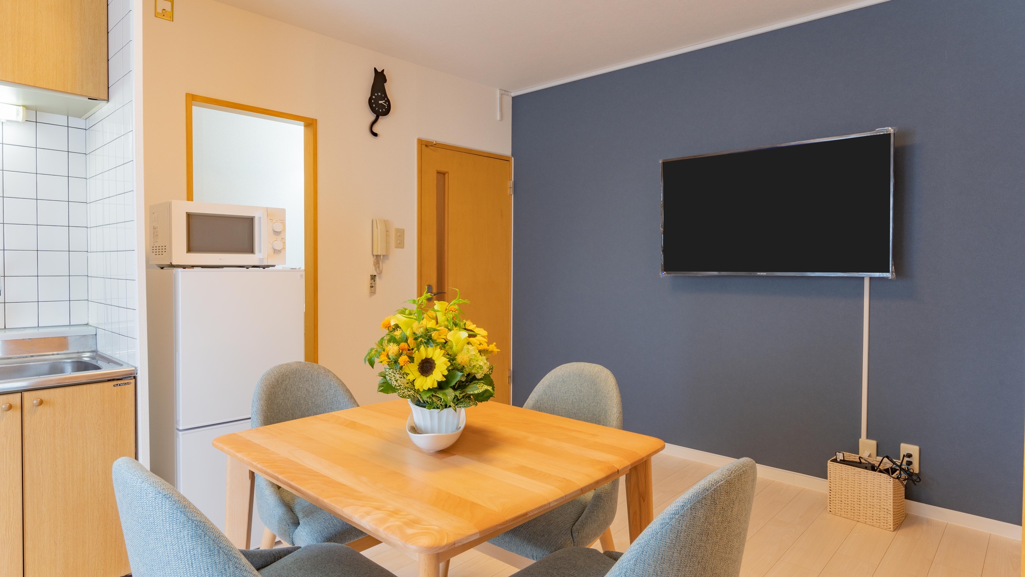 ・【ダイニング付き5名定員】大型テレビを設置。無料Wi-Fi完備で動画視聴可能