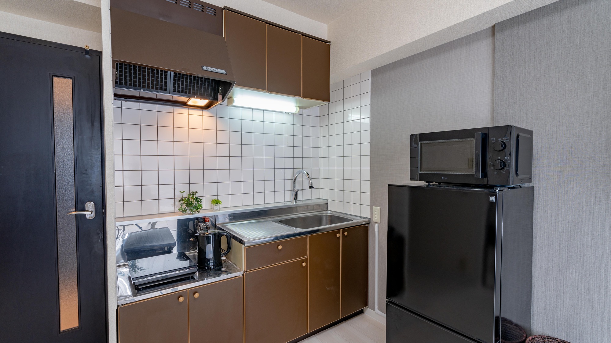 ・【ダイニング付き3名定員】電子レンジ、冷蔵庫、食器類一式、鍋、フライパン、調理器具が揃っています