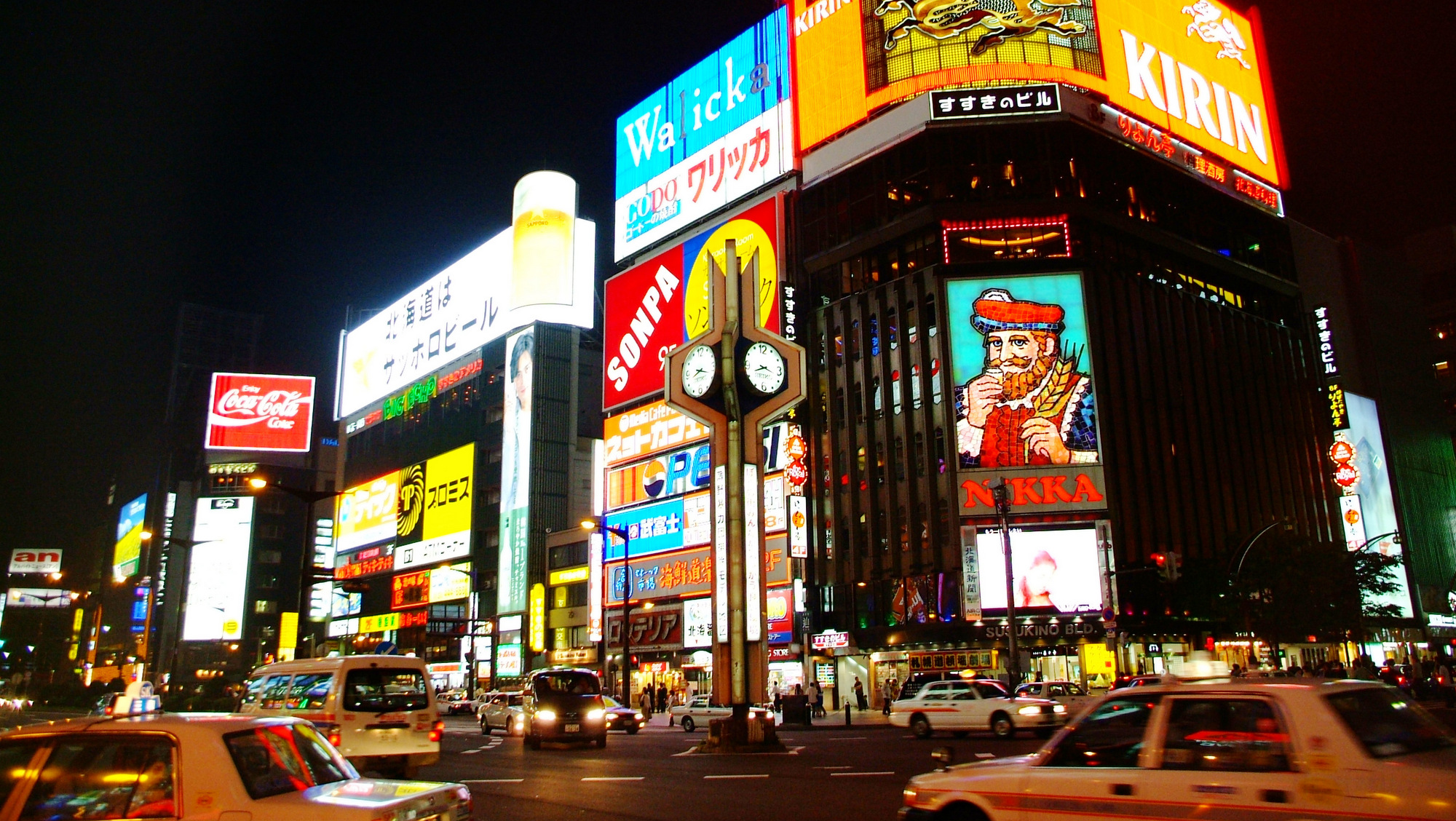 すすきの／夜の歓楽街として知られるエリア。今は夜だけではなく、昼間も多くの人で賑わう