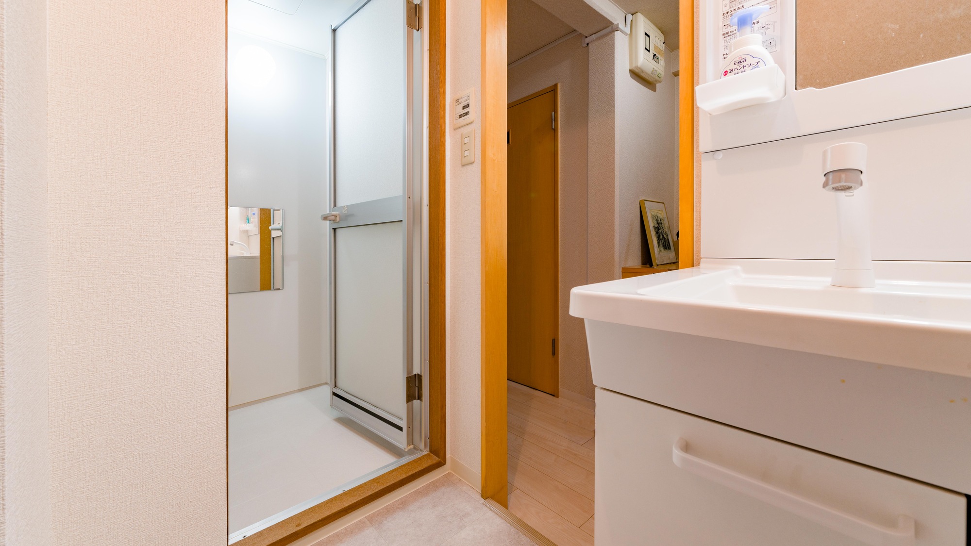 ・【ソファ付き4名定員】洗面台にハンドソープ、綿棒やコットンなどのアメニティをご用意