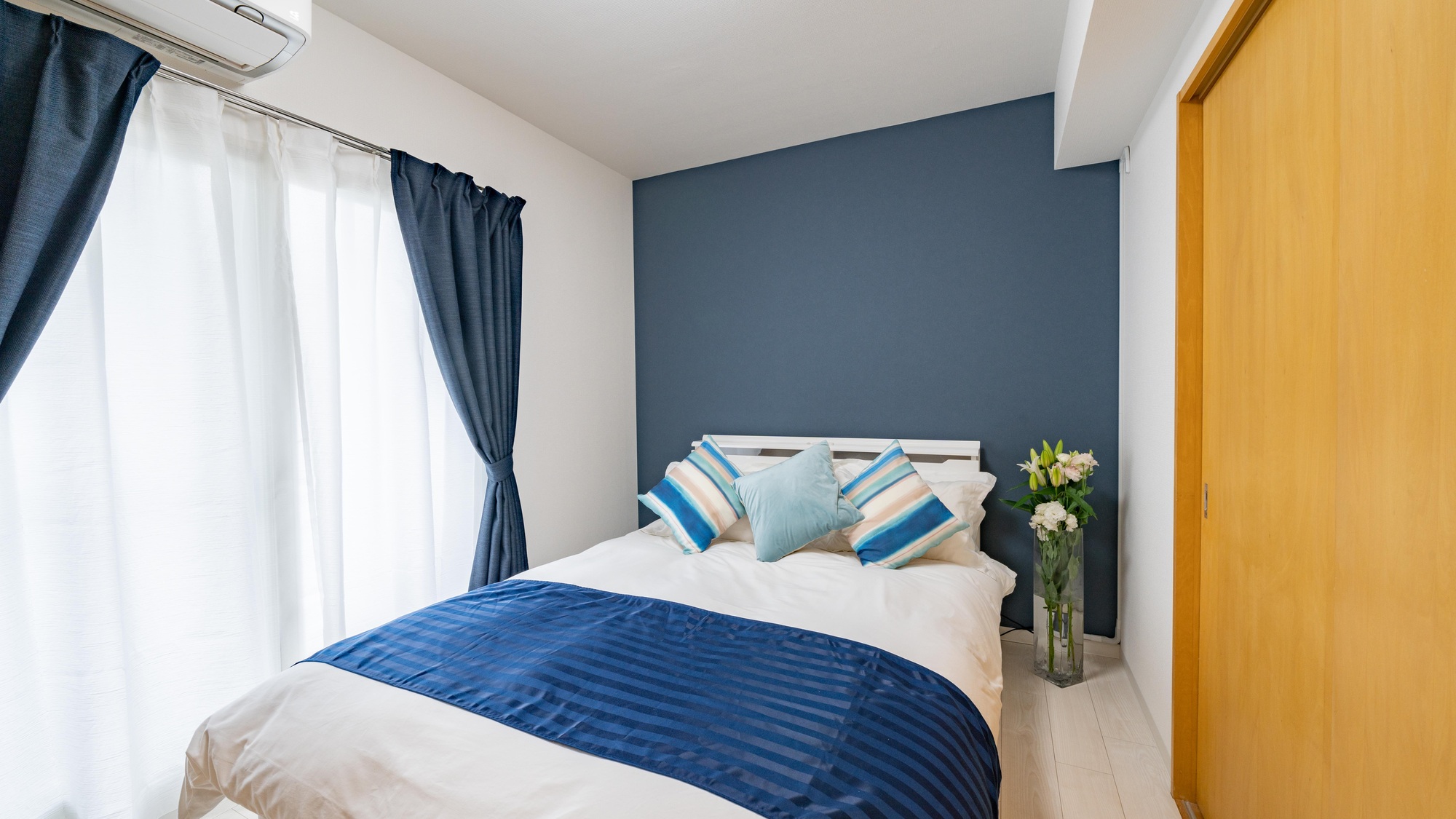 ・【ダイニング付き5名定員】青を基調とした落ち着きあるお部屋にダブルベッドを設置しています