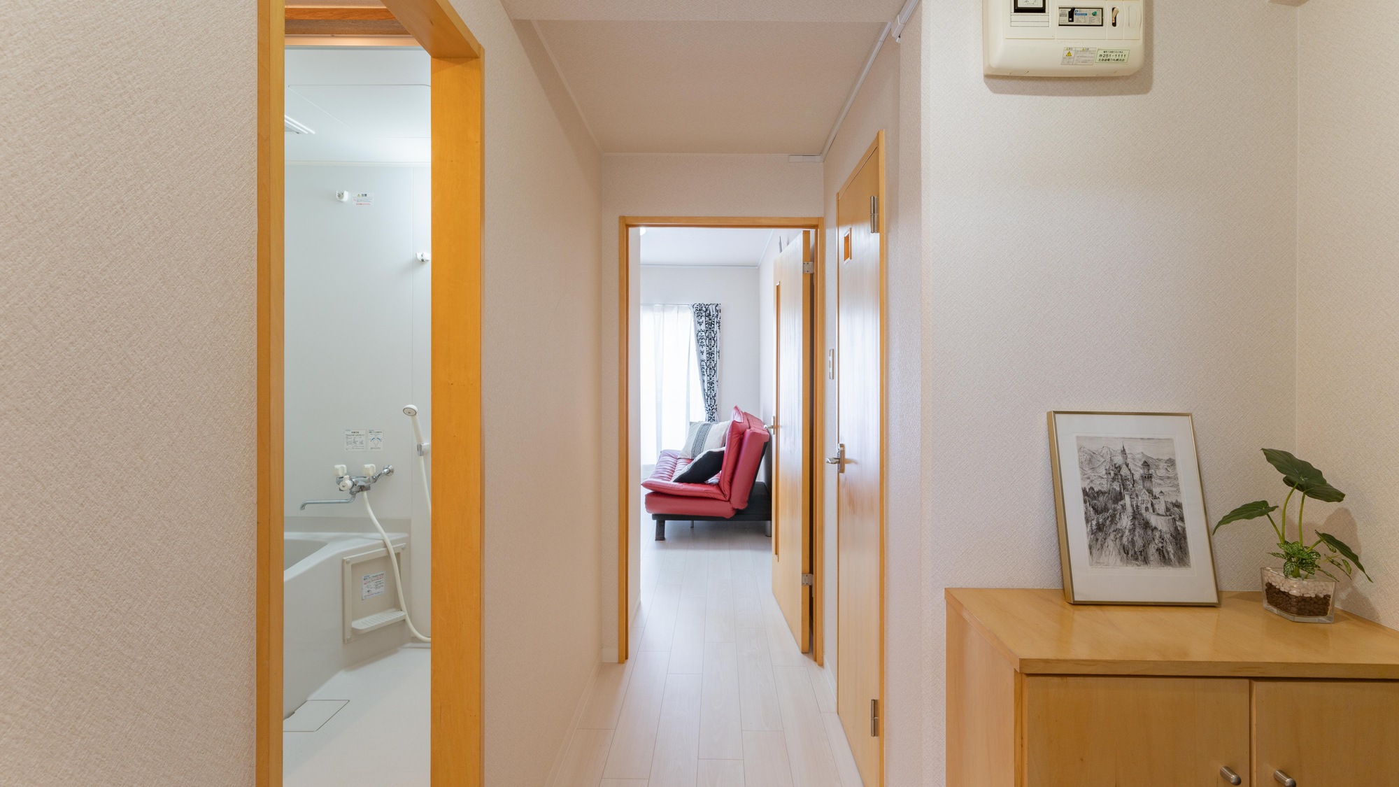 ・【ソファ付き4名定員】白い壁と明るい色の建具で開放的なインテリア