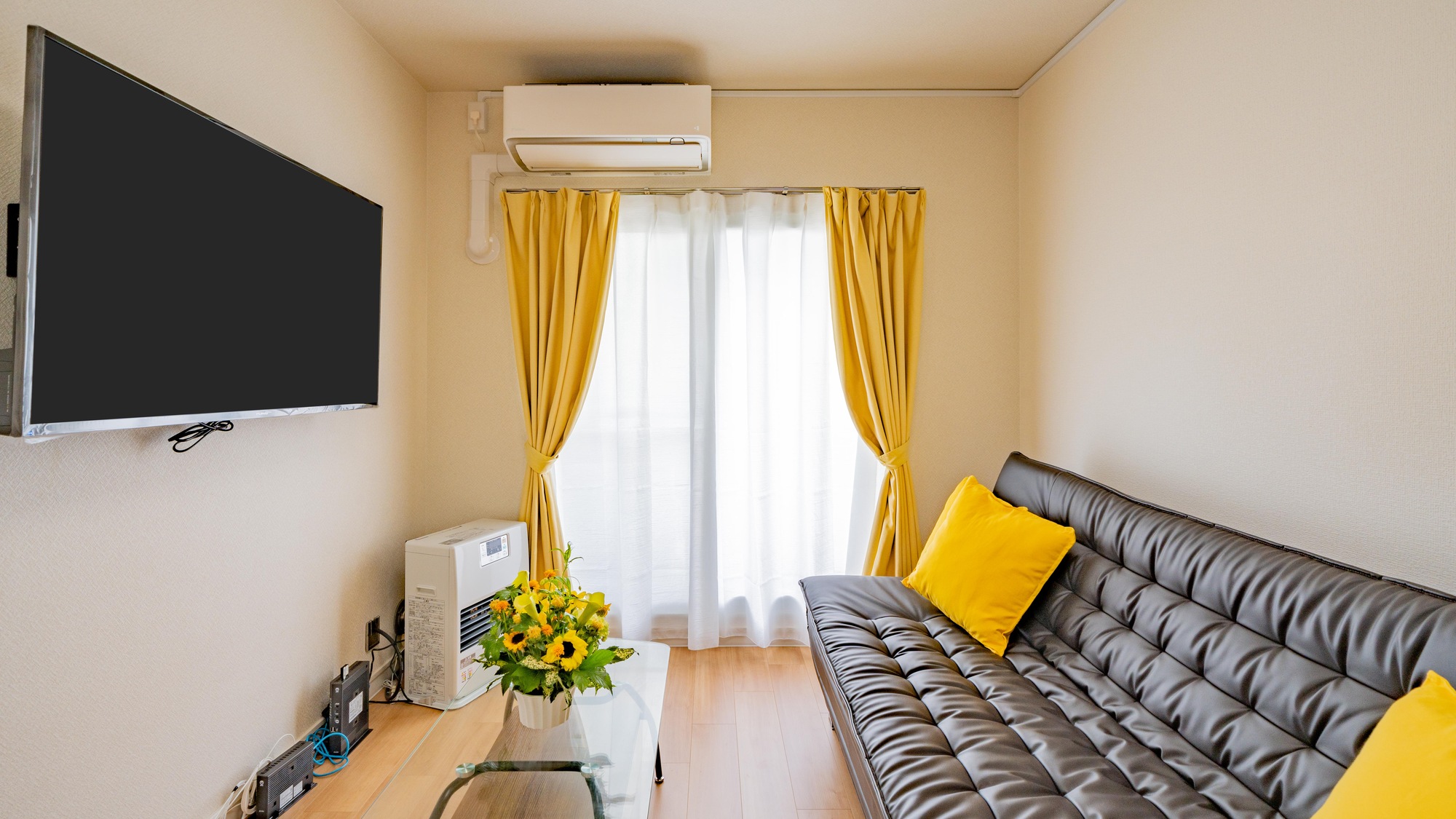 ・【ソファ付き4名定員】エアコンとFF式灯油ストーブ完備で、季節を問わず快適です