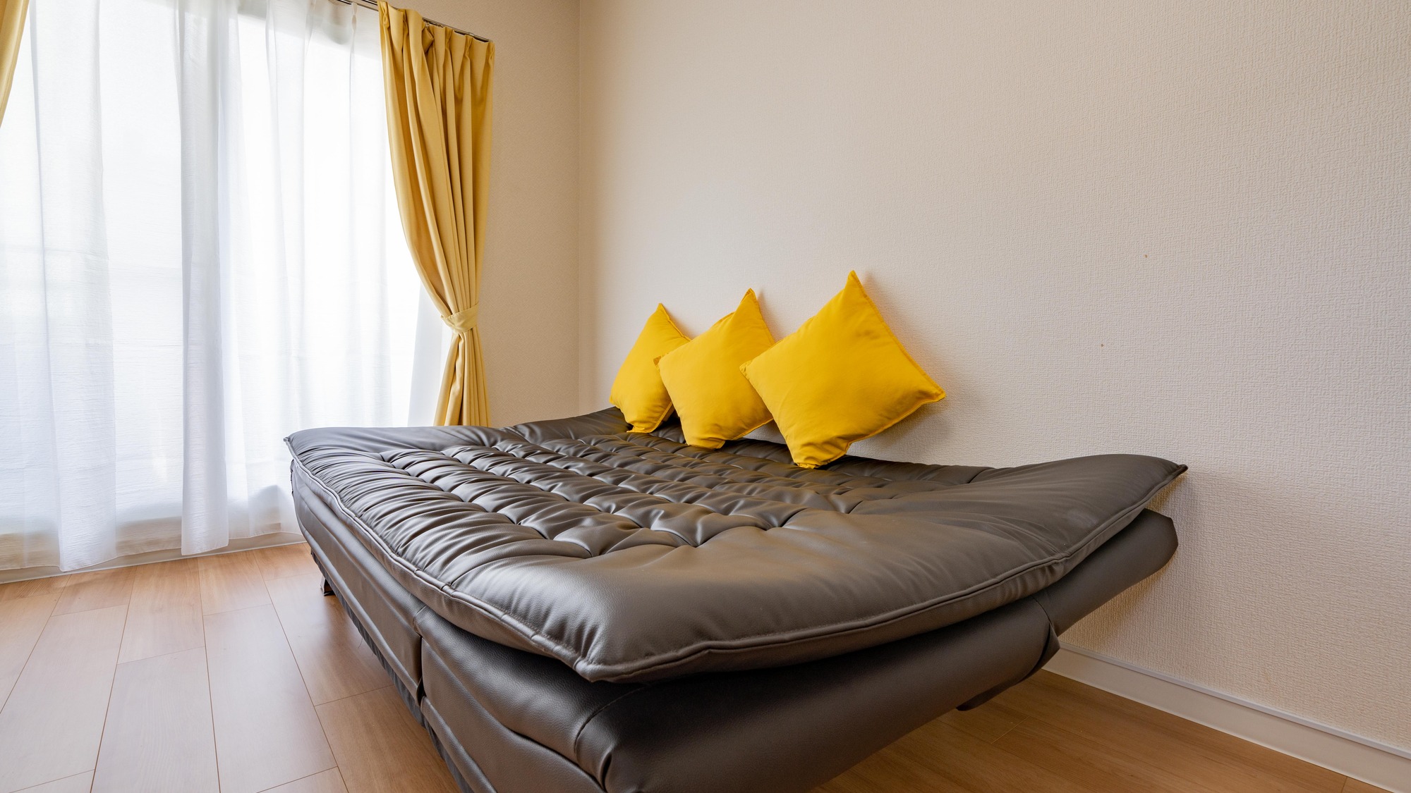 ・【ソファ付き4名定員】ソファは背もたれを倒すと、セミダブルサイズのベッドになります