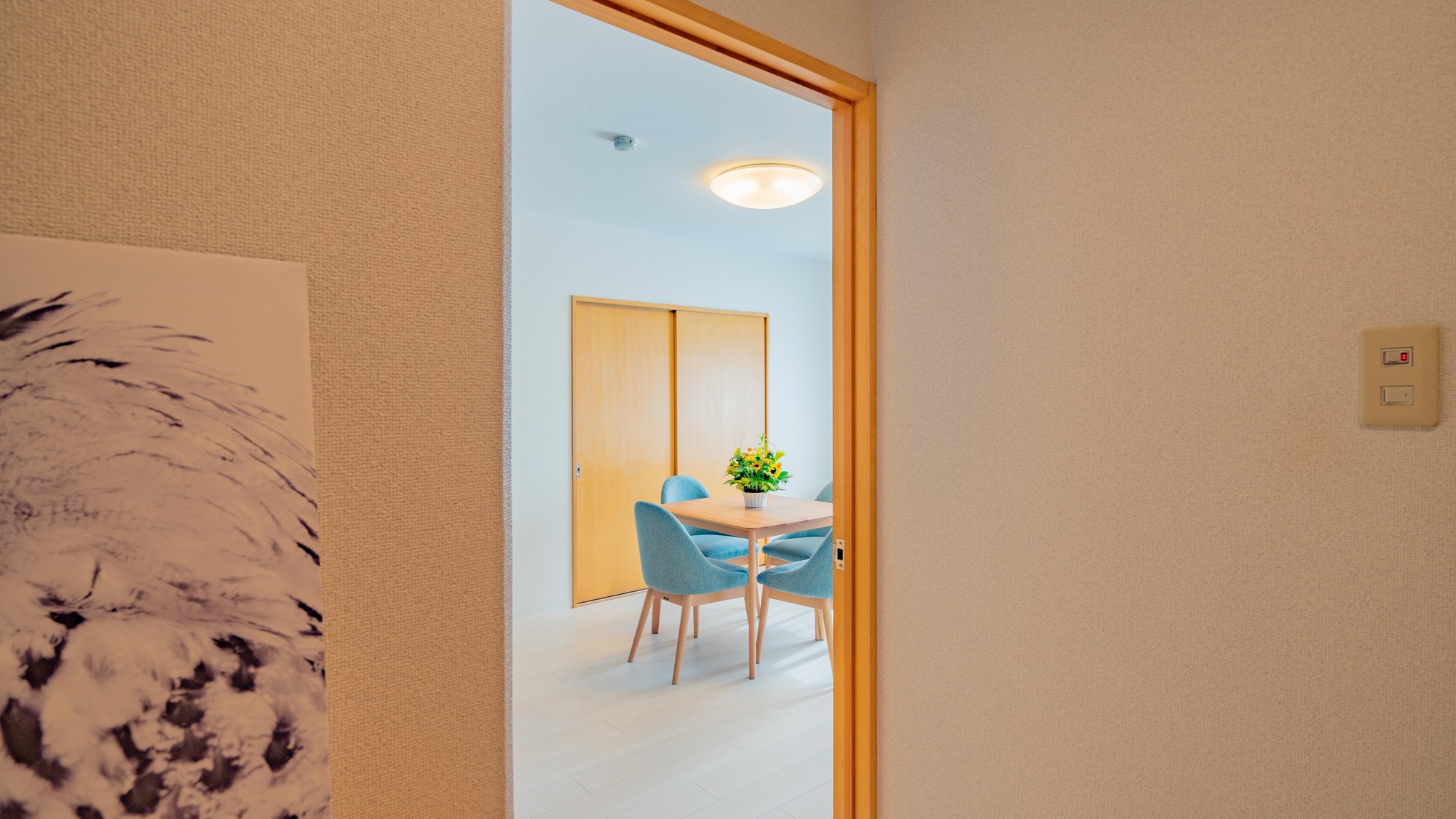 ・【ダイニング付き5名定員】青を基調とした、スタイリッシュなインテリアです