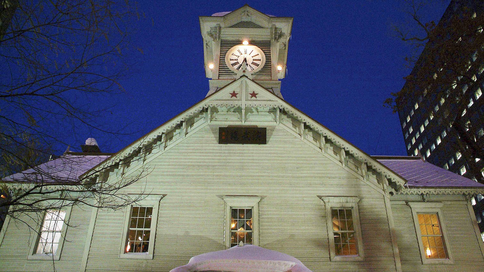 札幌市時計台／雪に覆われた夜はライトアップが美しい※撮影／2006.02