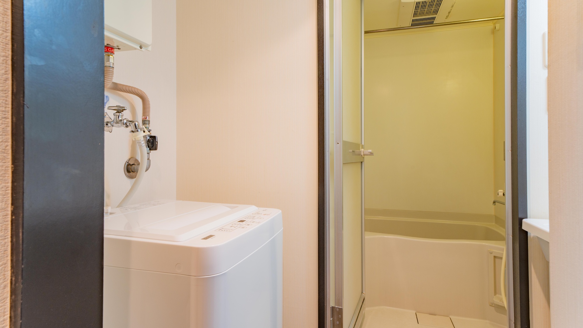 ・【ダイニング付き3名定員】浴室乾燥機・物干し竿付き。洗濯機と洗剤もご利用可能