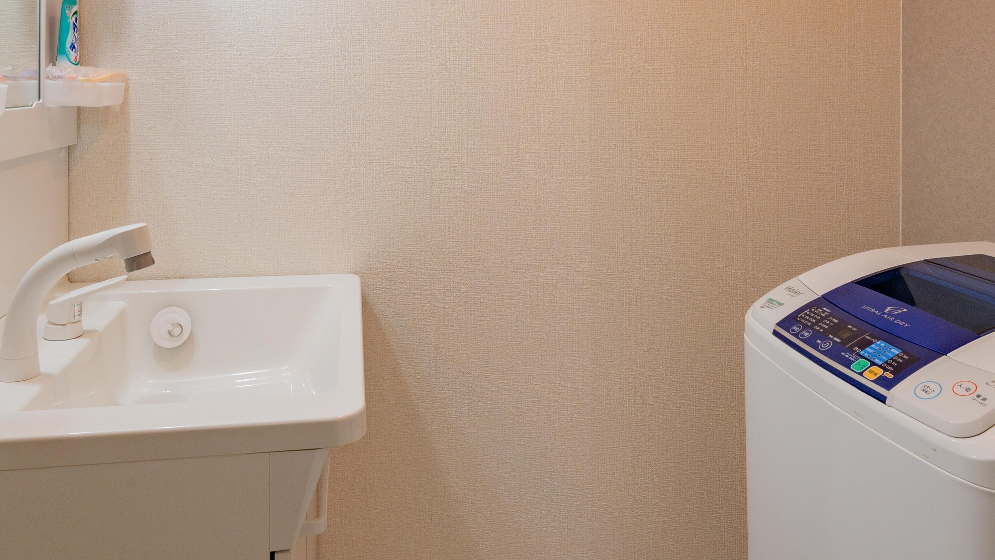 ・【ソファ付き4名定員】洗面台に各種アメニティをご用意。洗濯機と洗剤もご利用可能