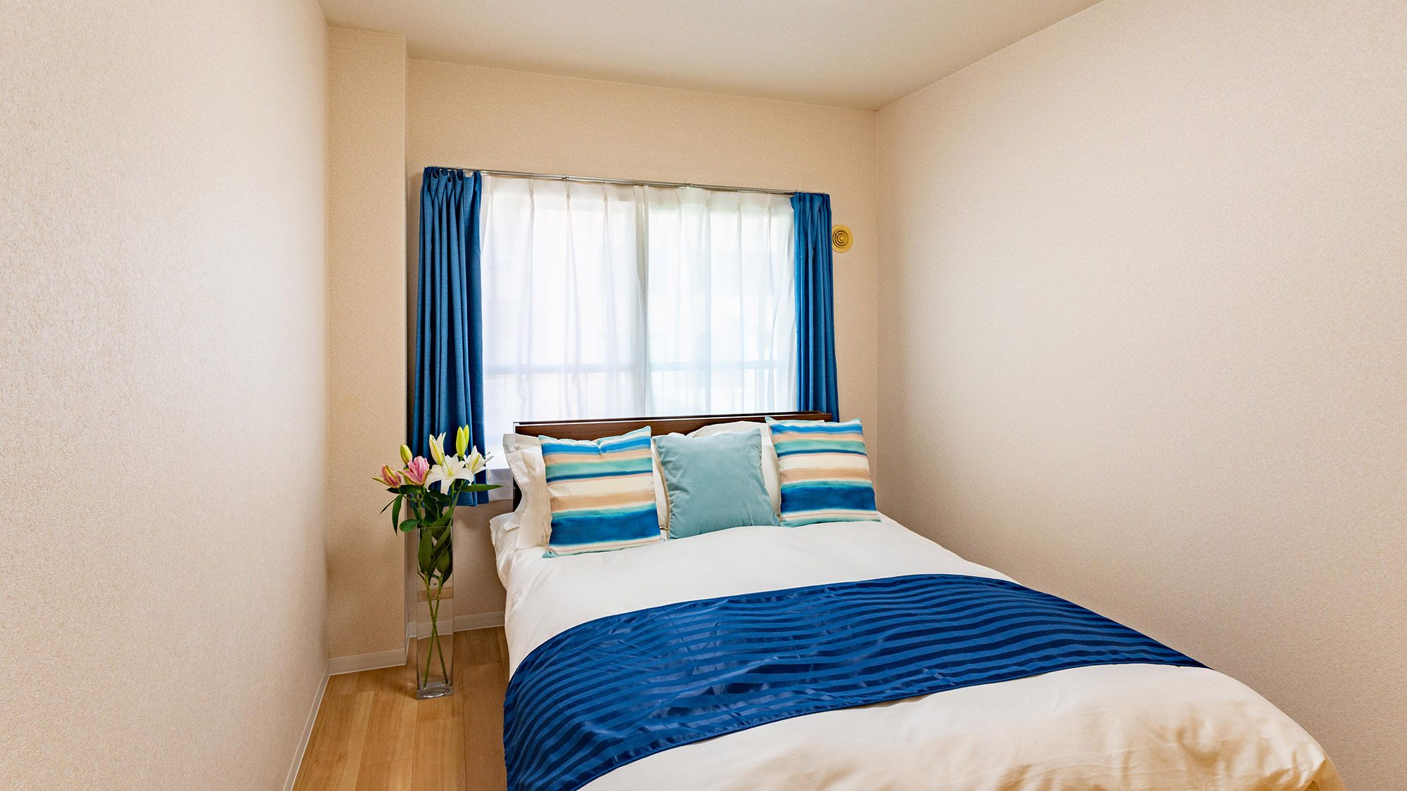 ・【ソファ付き4名定員】コンパクトなお部屋にダブルベッドを設置