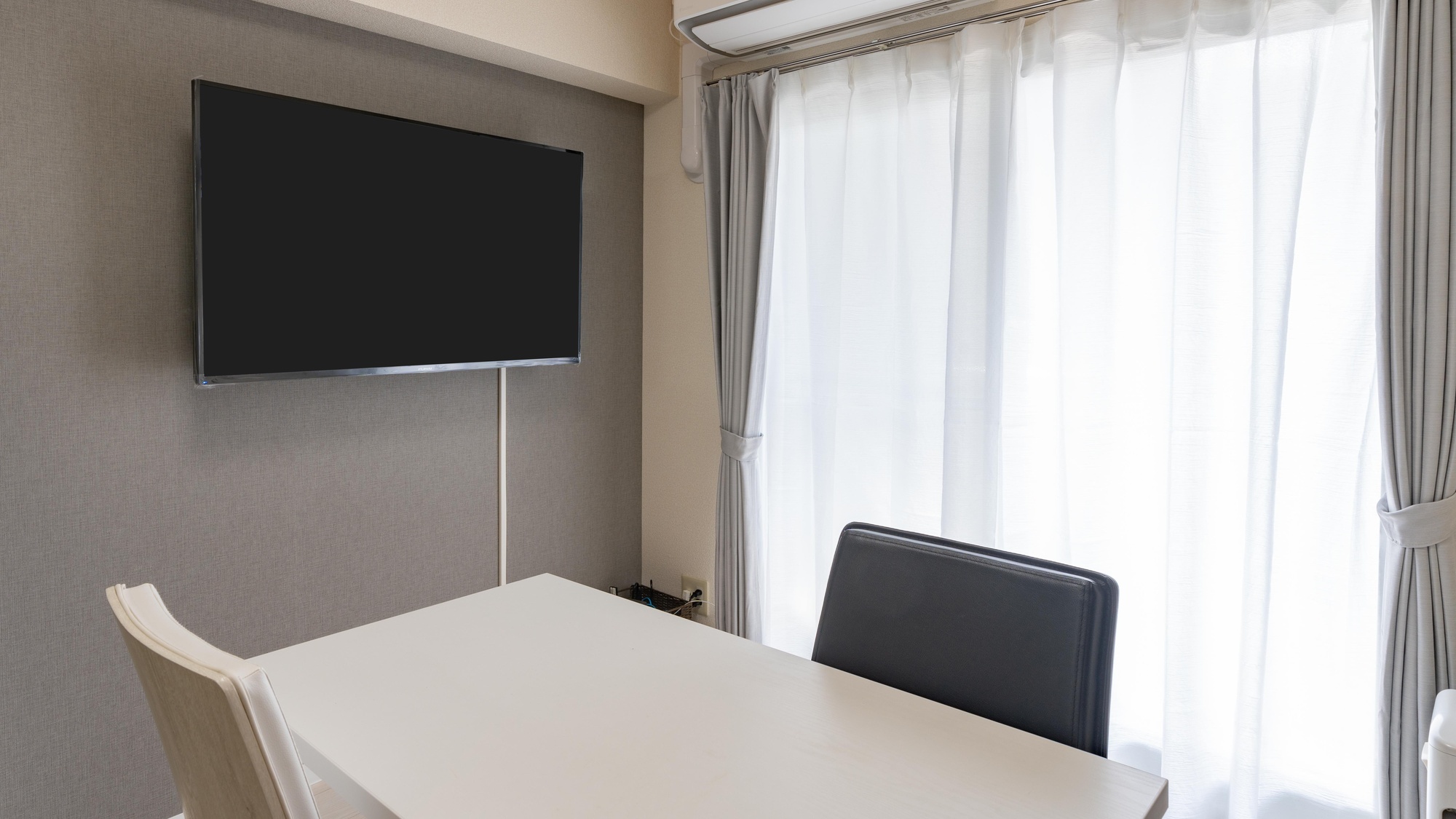 ・【ダイニング付き3名定員】大型テレビを設置。無料Wi-Fi完備で動画視聴可能