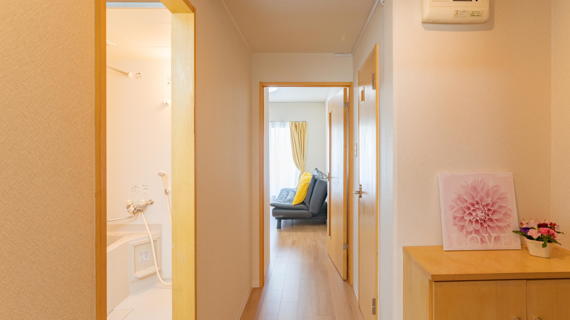 ・【ソファ付き4名定員】黄色をアクセントにした明るいお部屋