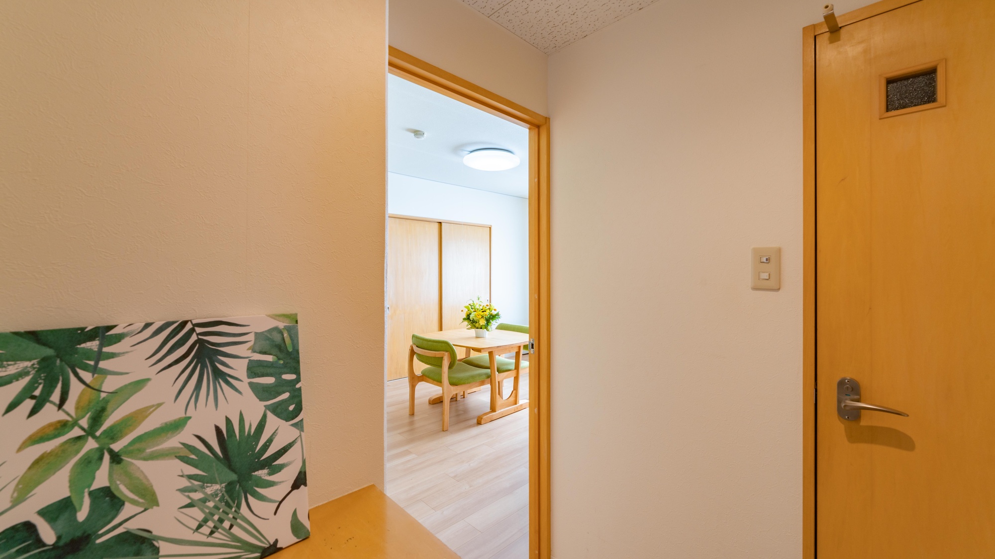 ・【ダイニング付き5名定員】白い壁と明るい色の建具で開放的なインテリア