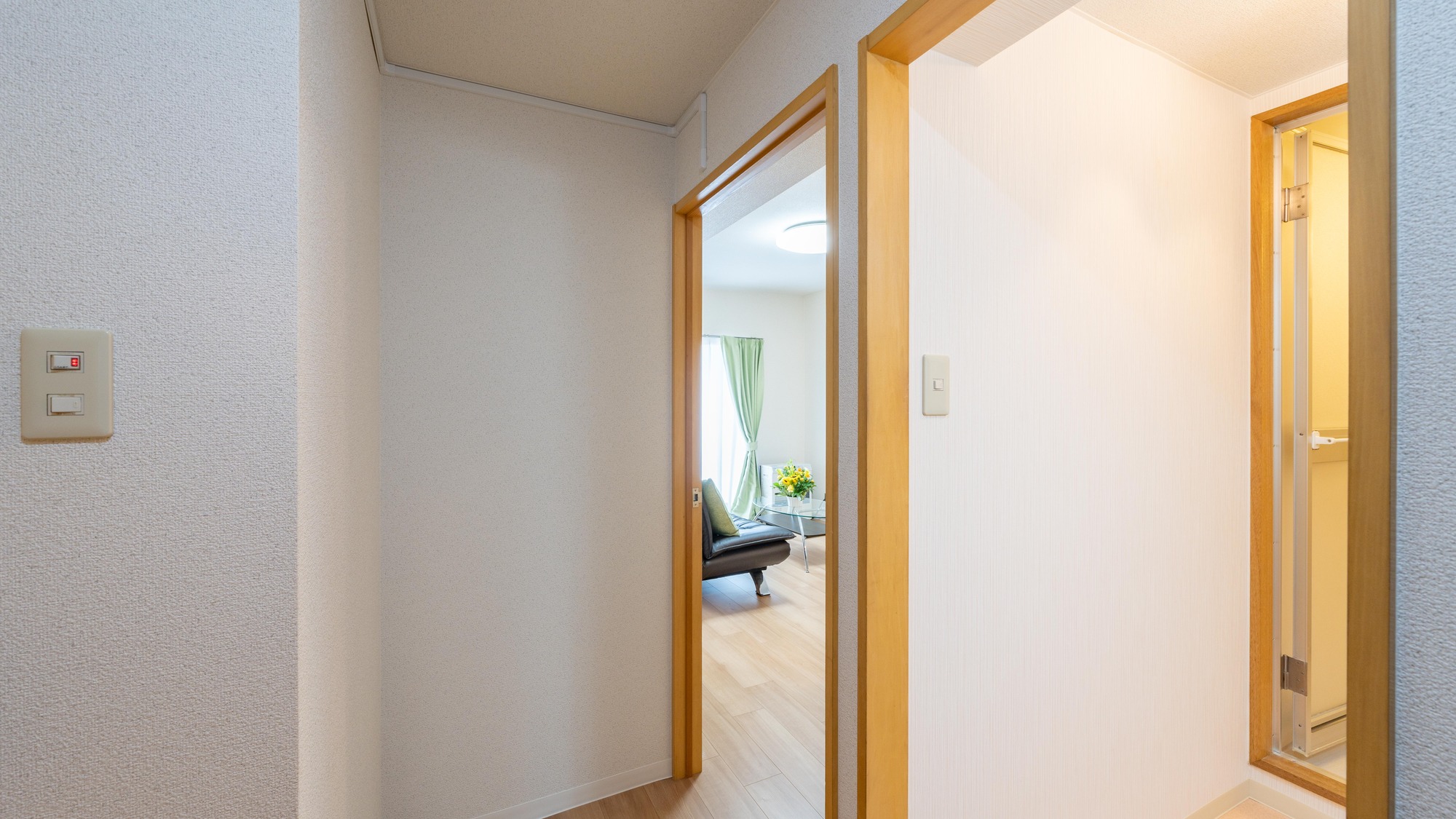 ・【ソファ付き3名定員】白い壁と明るい建具で開放的な空間