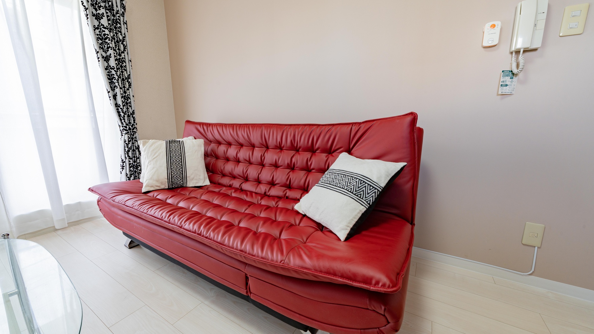 ・【ソファ付き4名定員】リビングの大きなソファ