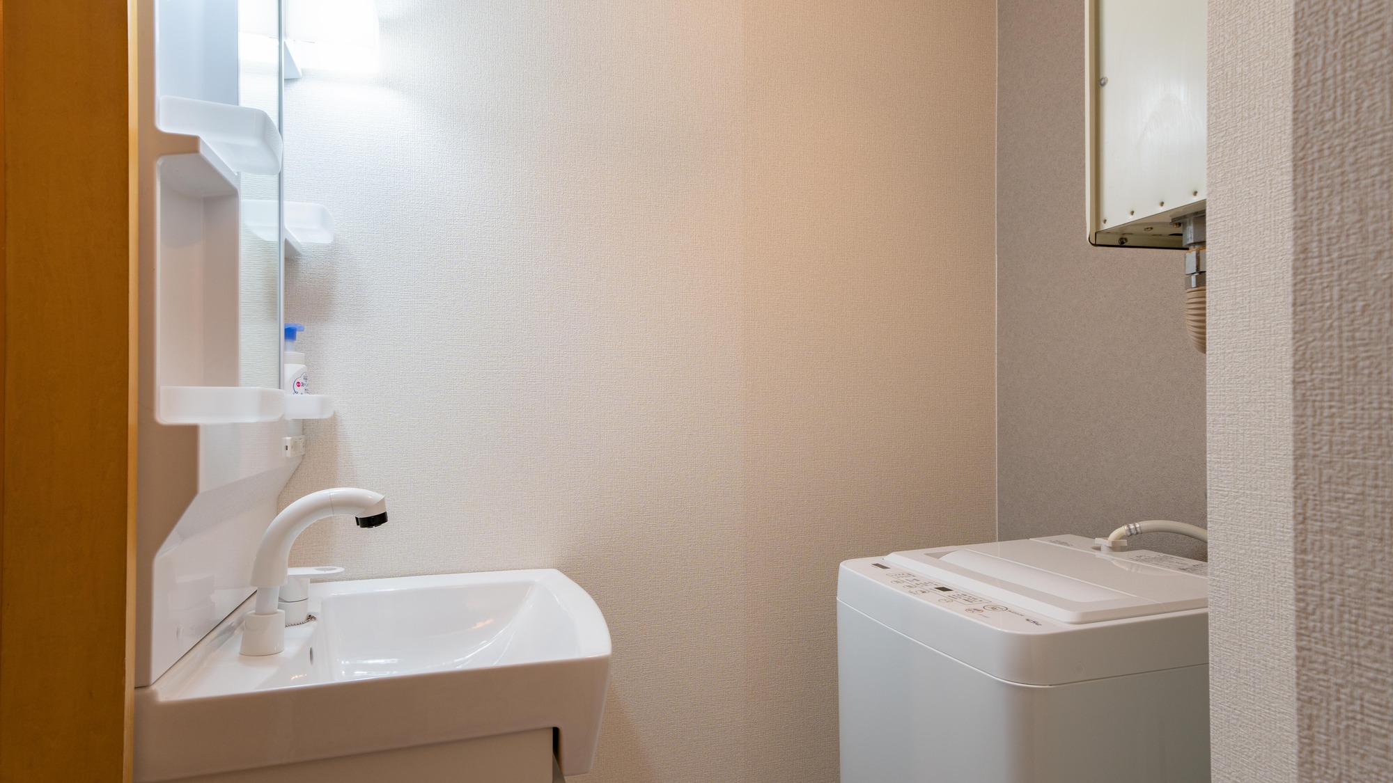 ・【ソファ付き4名定員】洗面台にアメニティをご用意しております。室内に洗濯機もございます