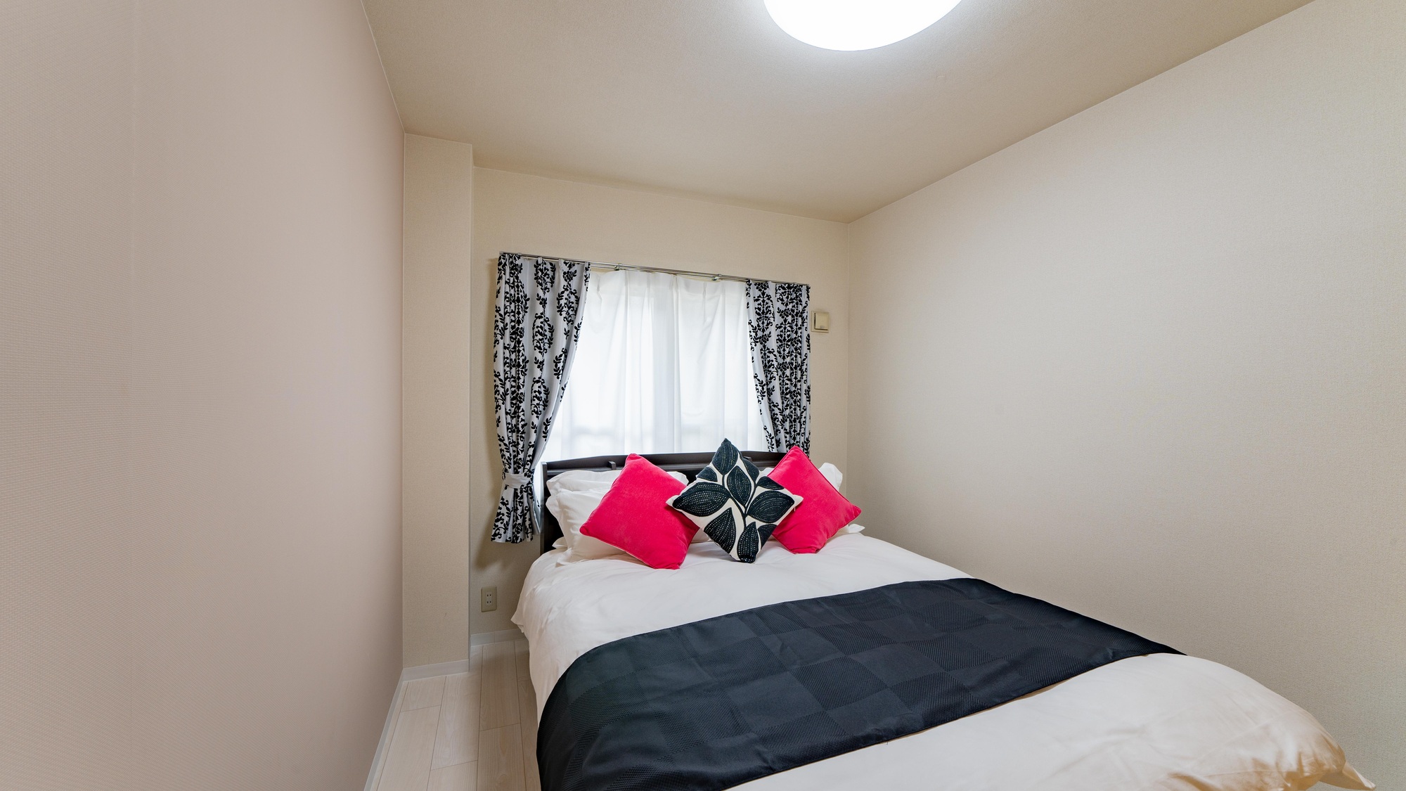 ・【ソファ付き4名定員】コンパクトなお部屋にダブルベッドを設置