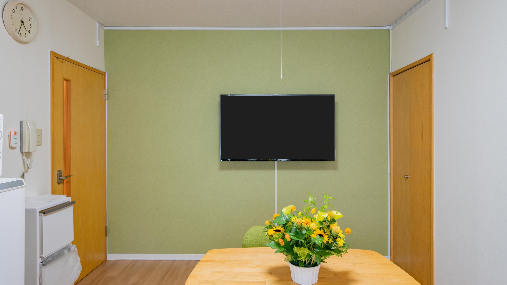 ・【ダイニング付き5名定員】グリーンをアクセントにした開放的なリビング。大型テレビを設置