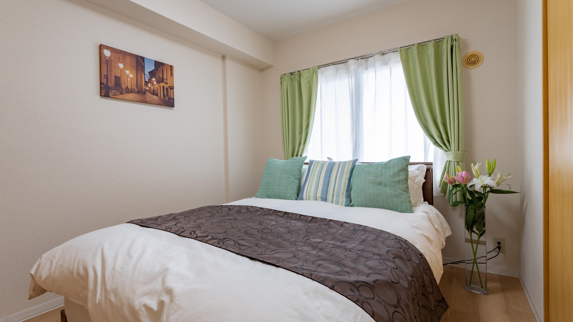 ・【ソファ付き3名定員】ダブルベッドを設置。窓からの優しい日差しでお目覚めいただけます