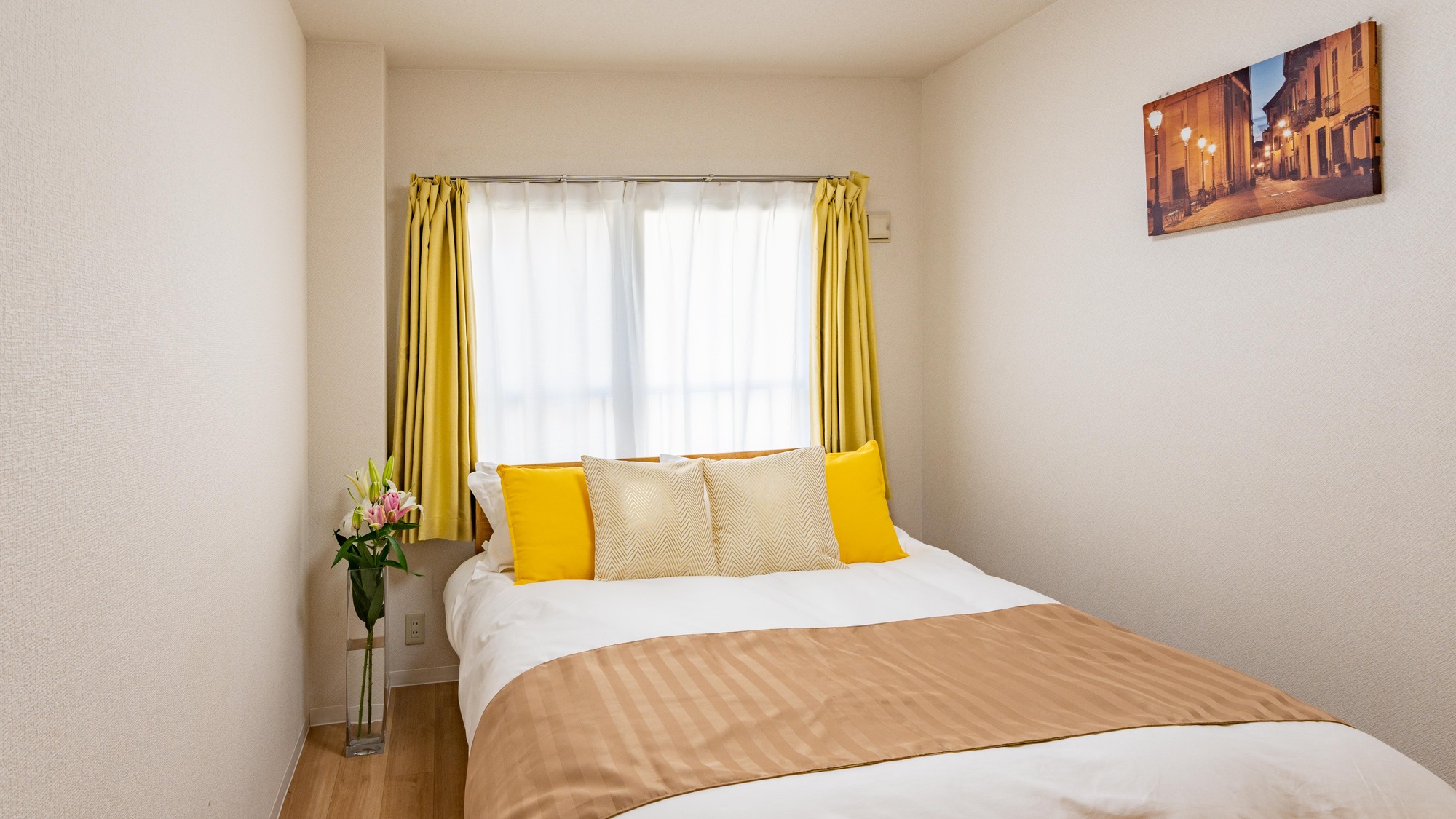 ・【ソファ付き4名定員】コンパクトなお部屋にダブルベッドを設置