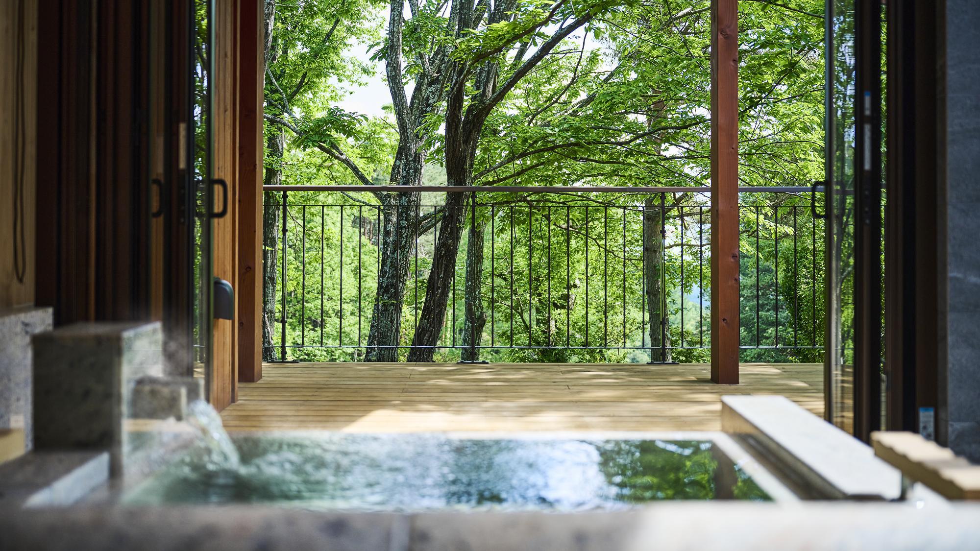 ヴィラスイート：半露天風呂＜夏＞