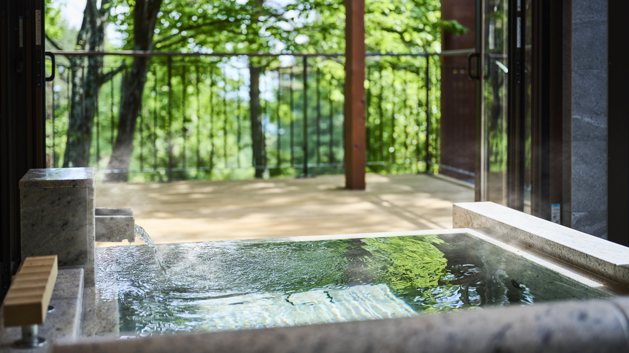 ヴィラスイート：半露天風呂＜夏＞