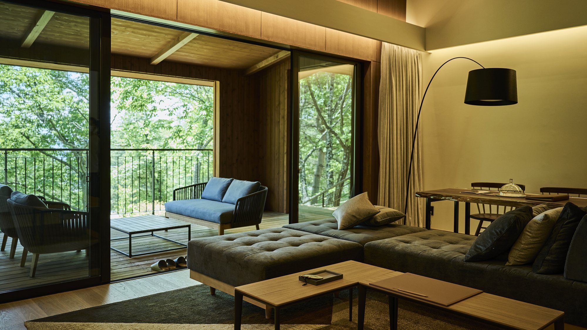 ヴィラスイート：リビング＜夏＞