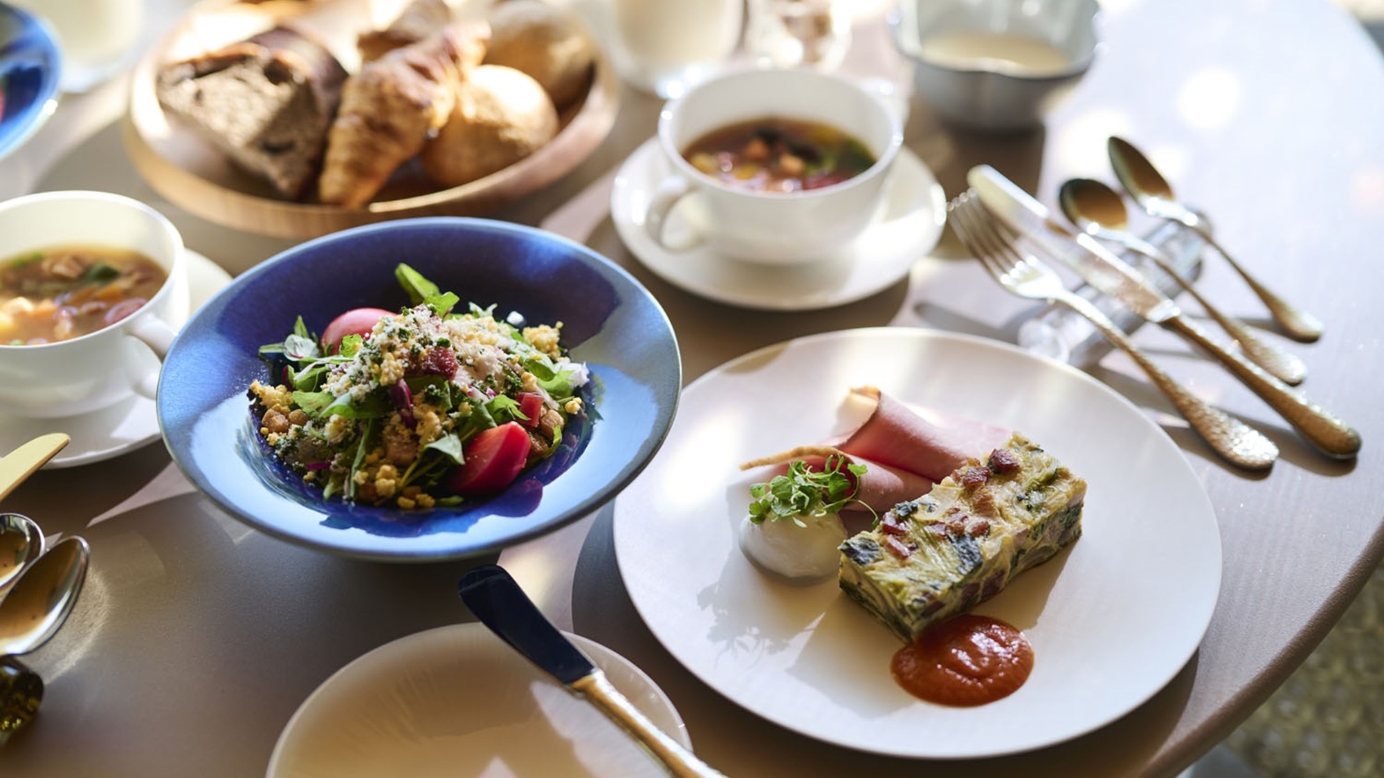 【朝食一例】新鮮な旬の野菜が主役の、優しく味わい深い朝食